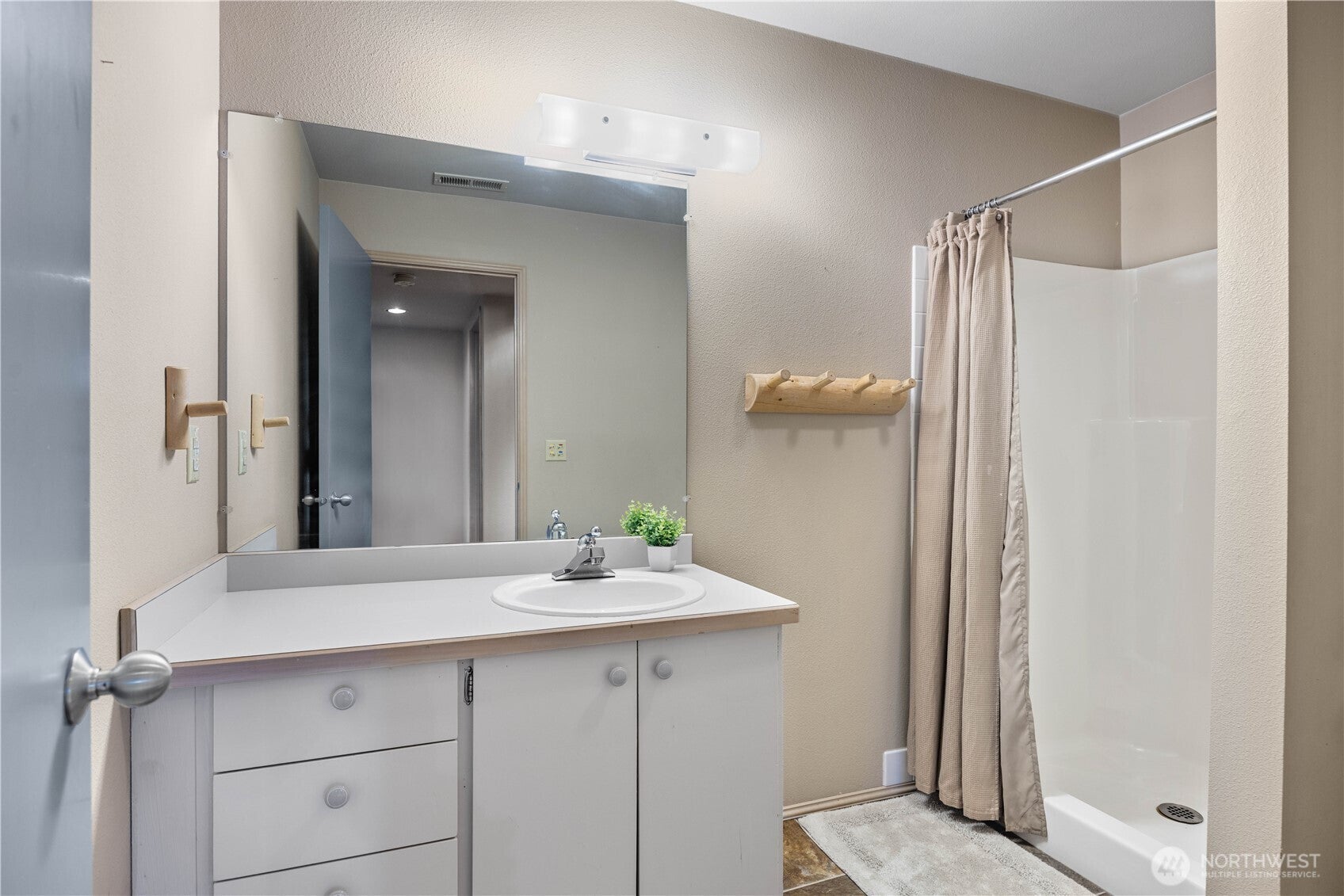 Chelan, Washington, 98816, United States, 4 Bedrooms Bedrooms, ,2 BathroomsBathrooms,Residential,Active,1971804