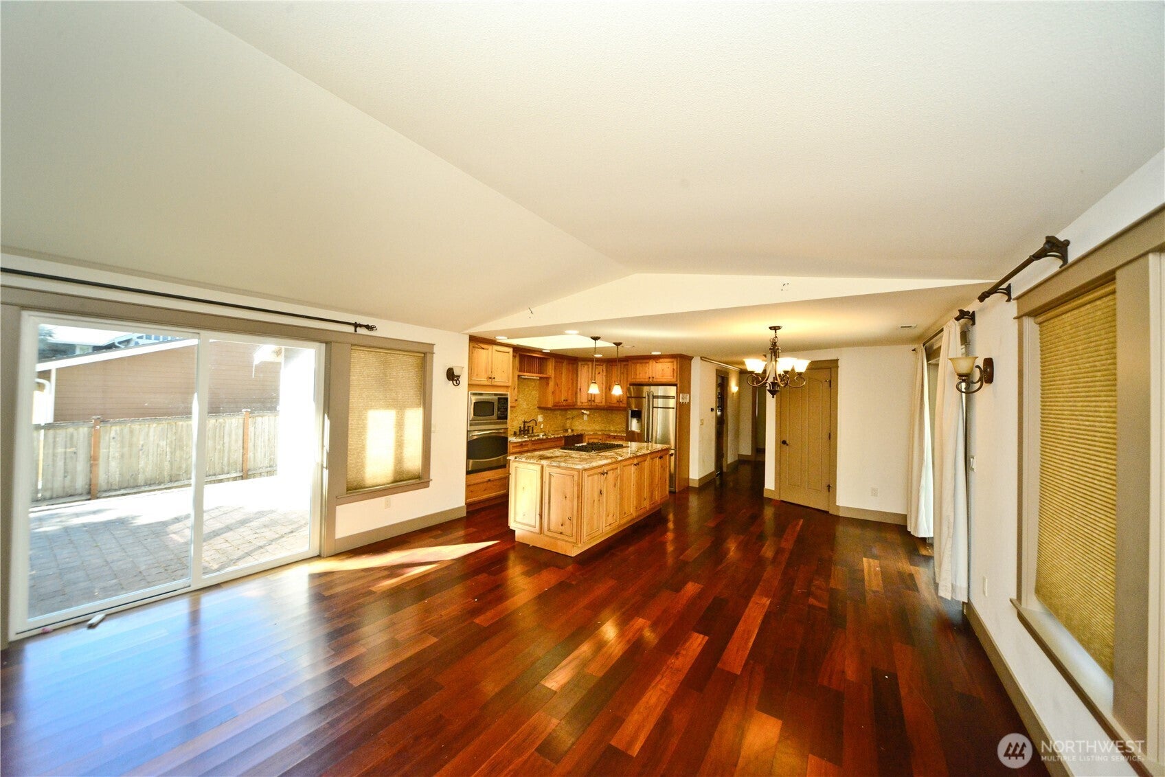 Kirkland, Washington, 98033, United States, 3 Bedrooms Bedrooms, ,2 BathroomsBathrooms,Residential,Active,1945849