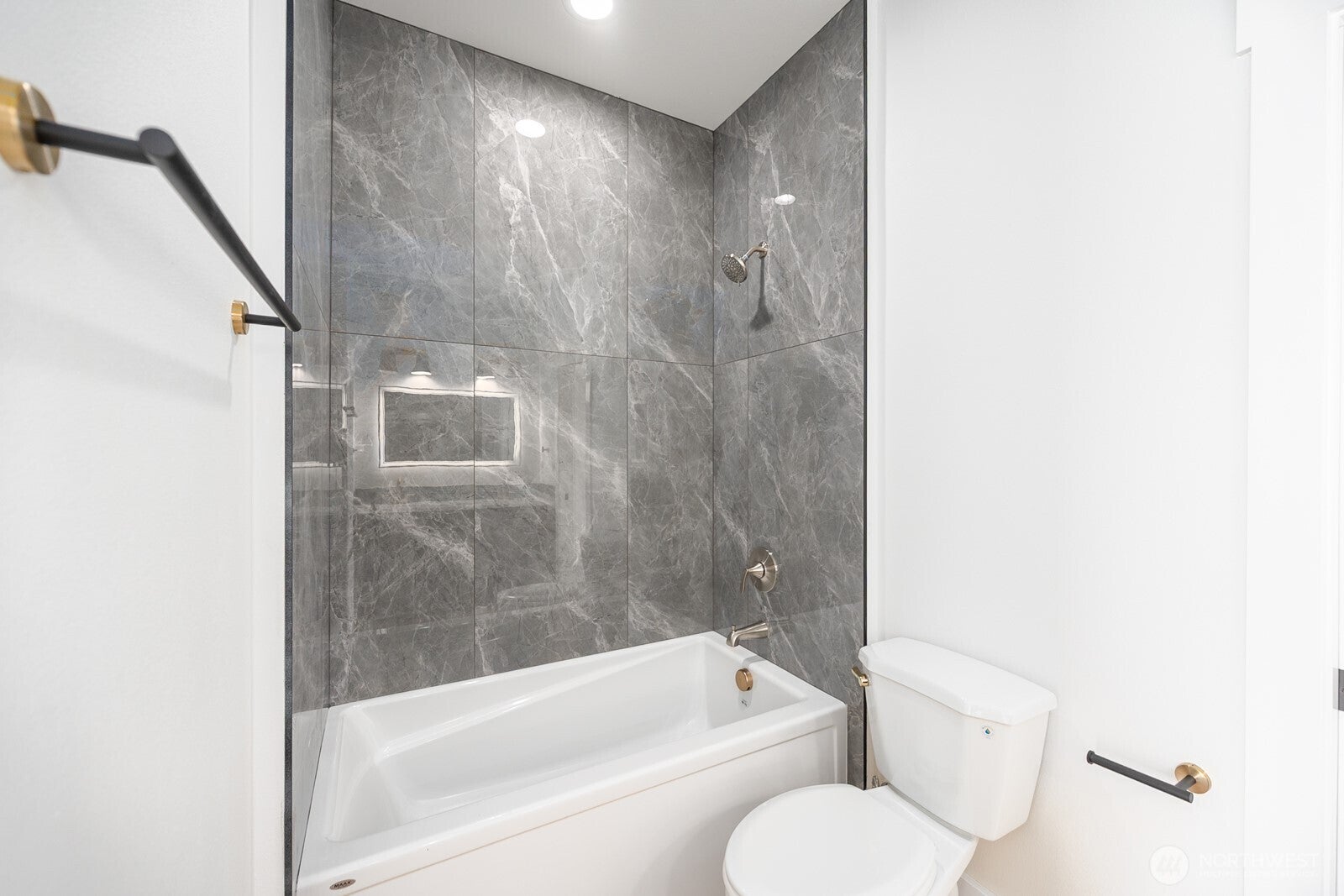 Moses Lake, Washington, 98837, United States, 4 Bedrooms Bedrooms, ,4 BathroomsBathrooms,Residential,Active,1886784