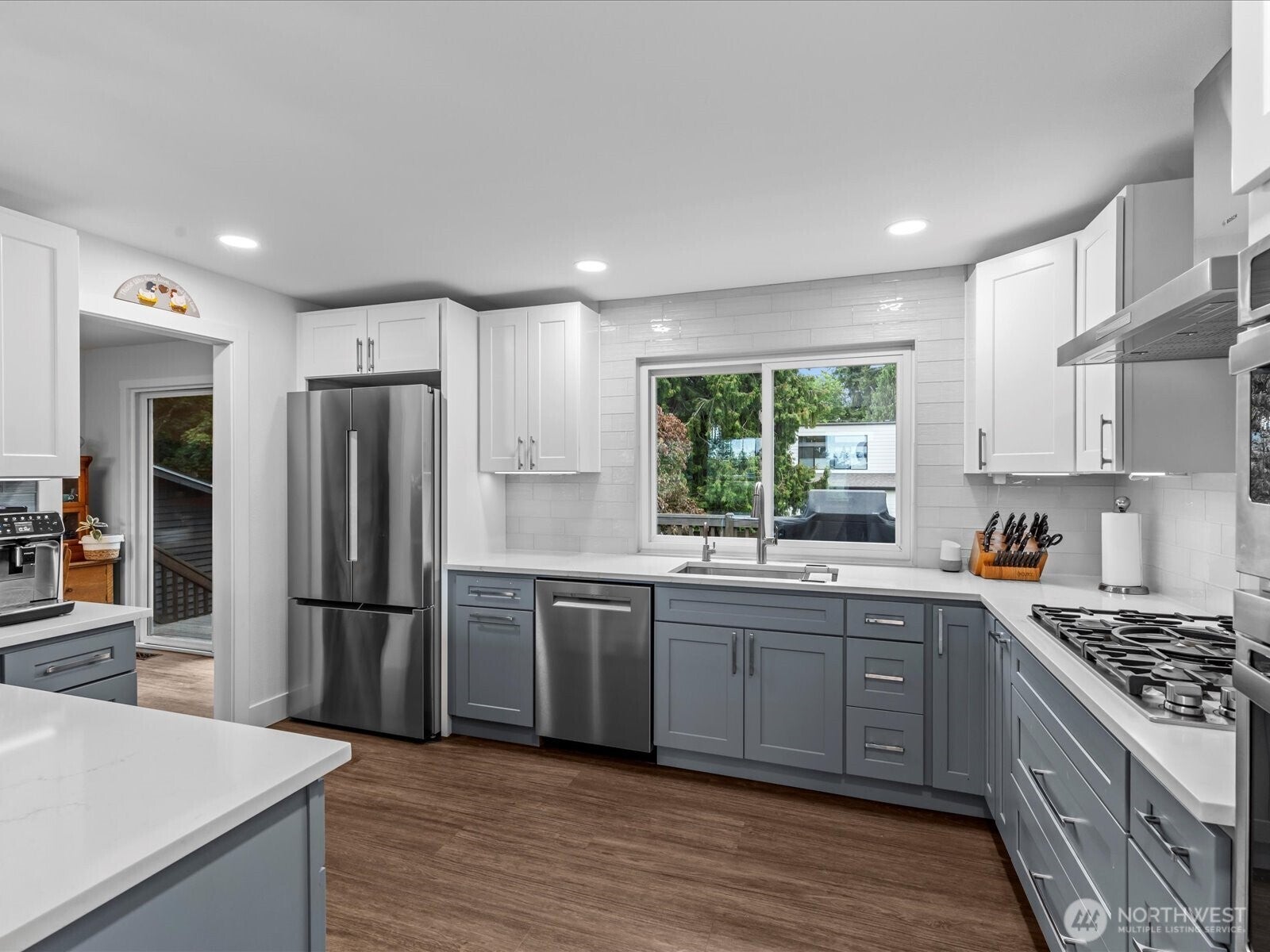 Kirkland, Washington, 98033, United States, 3 Bedrooms Bedrooms, ,3 BathroomsBathrooms,Residential,Active,1941339