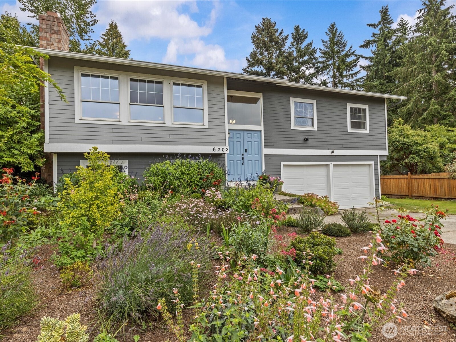 Kirkland, Washington, 98033, United States, 3 Bedrooms Bedrooms, ,3 BathroomsBathrooms,Residential,Active,1953006