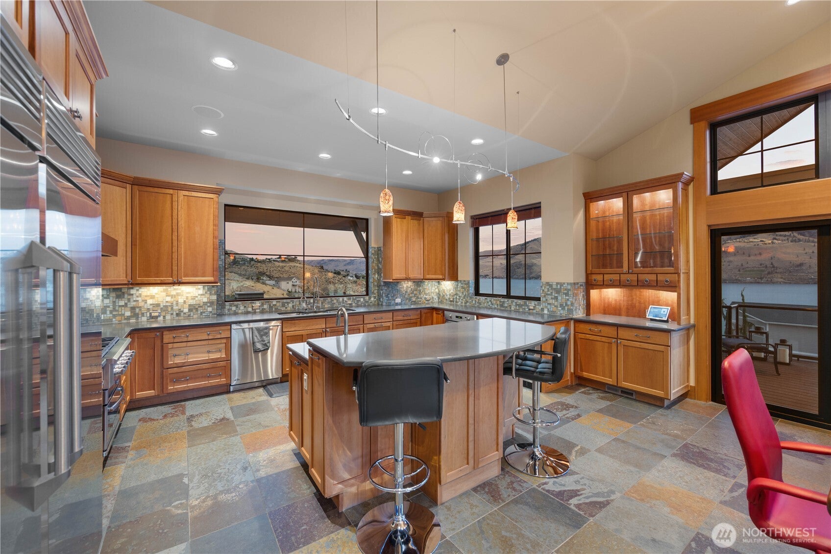 Chelan, Washington, 98816, United States, 4 Bedrooms Bedrooms, ,4 BathroomsBathrooms,Residential,Active,1869141