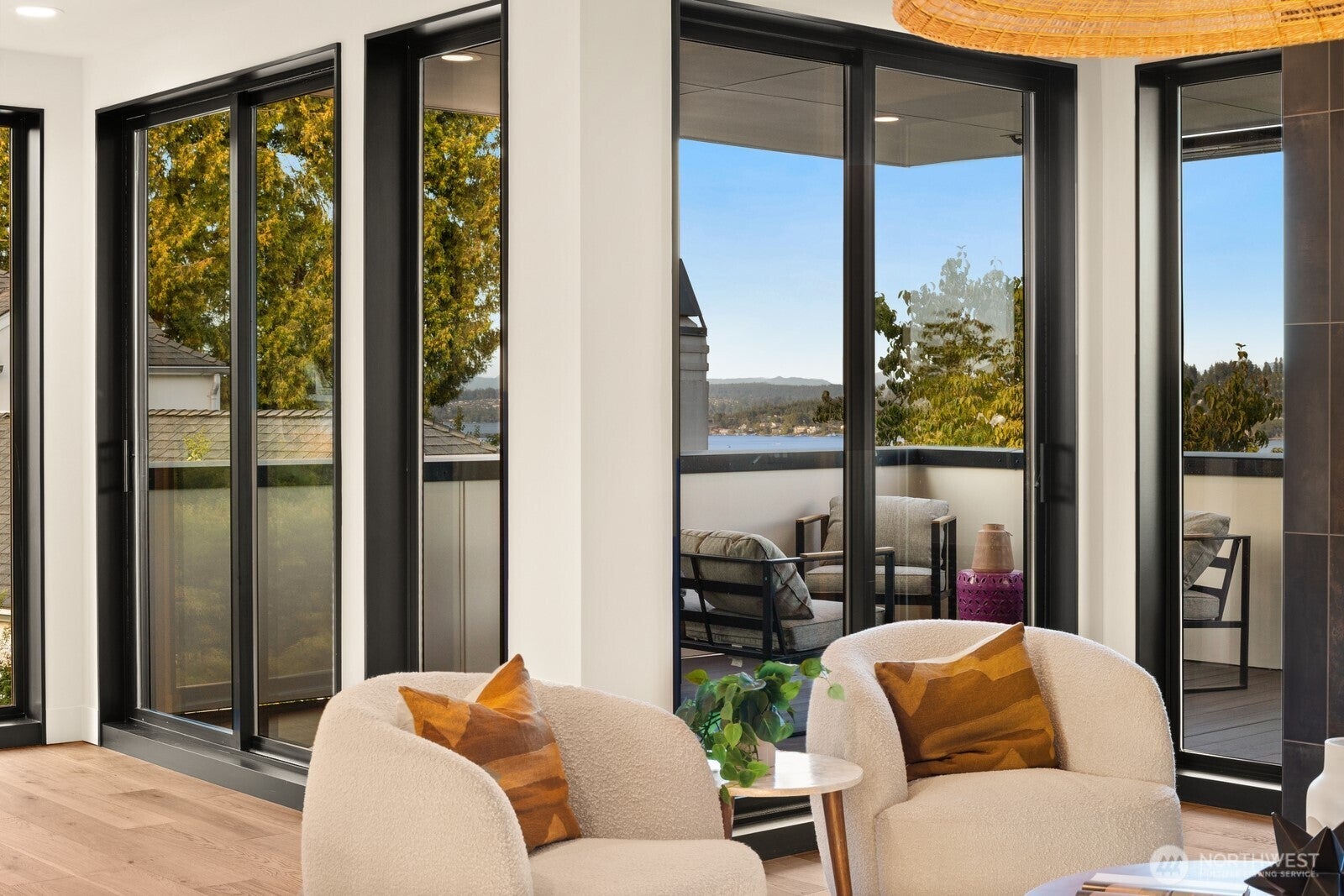 Seattle, Washington, 98118, United States, 5 Bedrooms Bedrooms, ,4 BathroomsBathrooms,Residential,Active,1909862