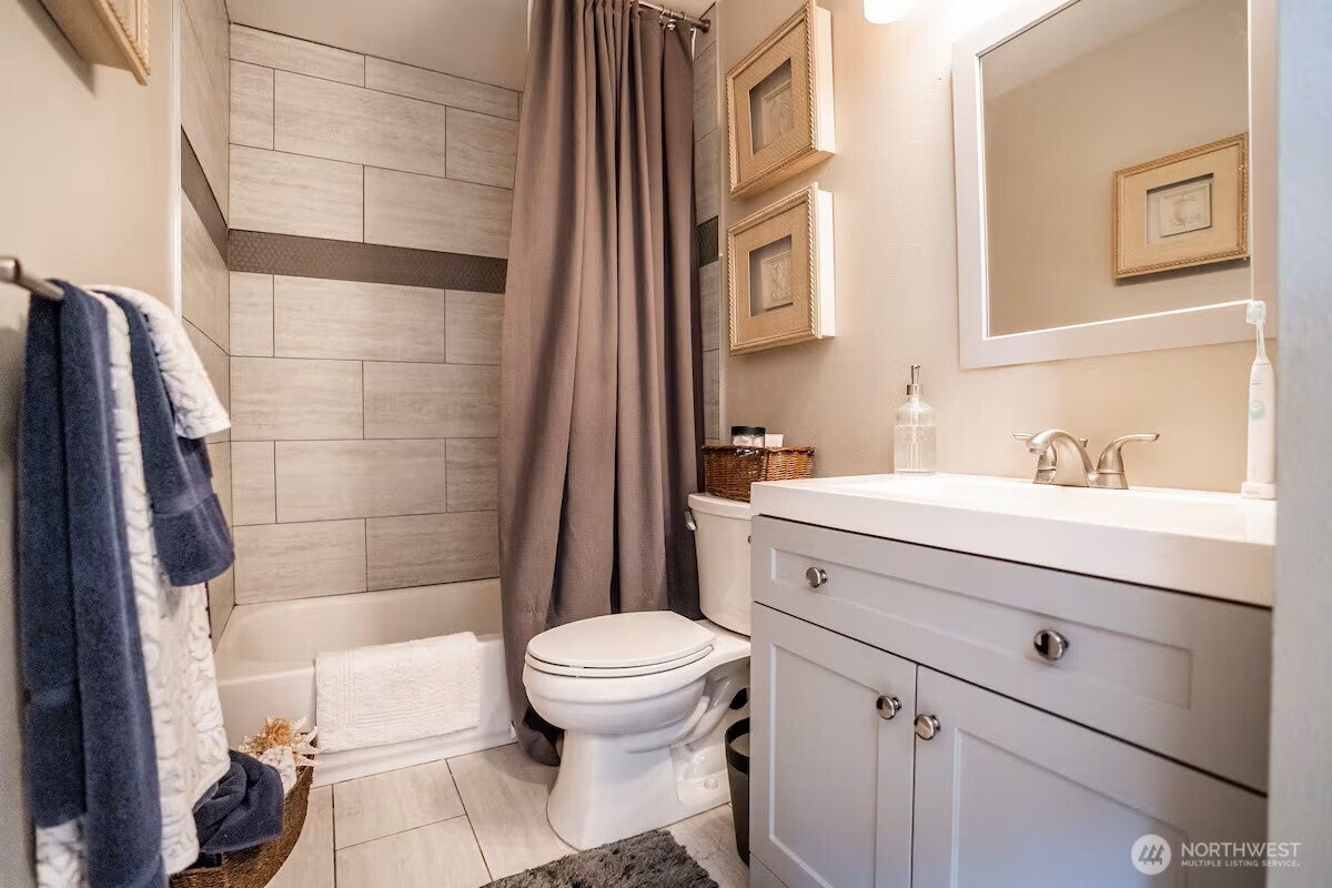 Lakewood, Washington, 98498, United States, 4 Bedrooms Bedrooms, ,4 BathroomsBathrooms,Residential,Active,1988477