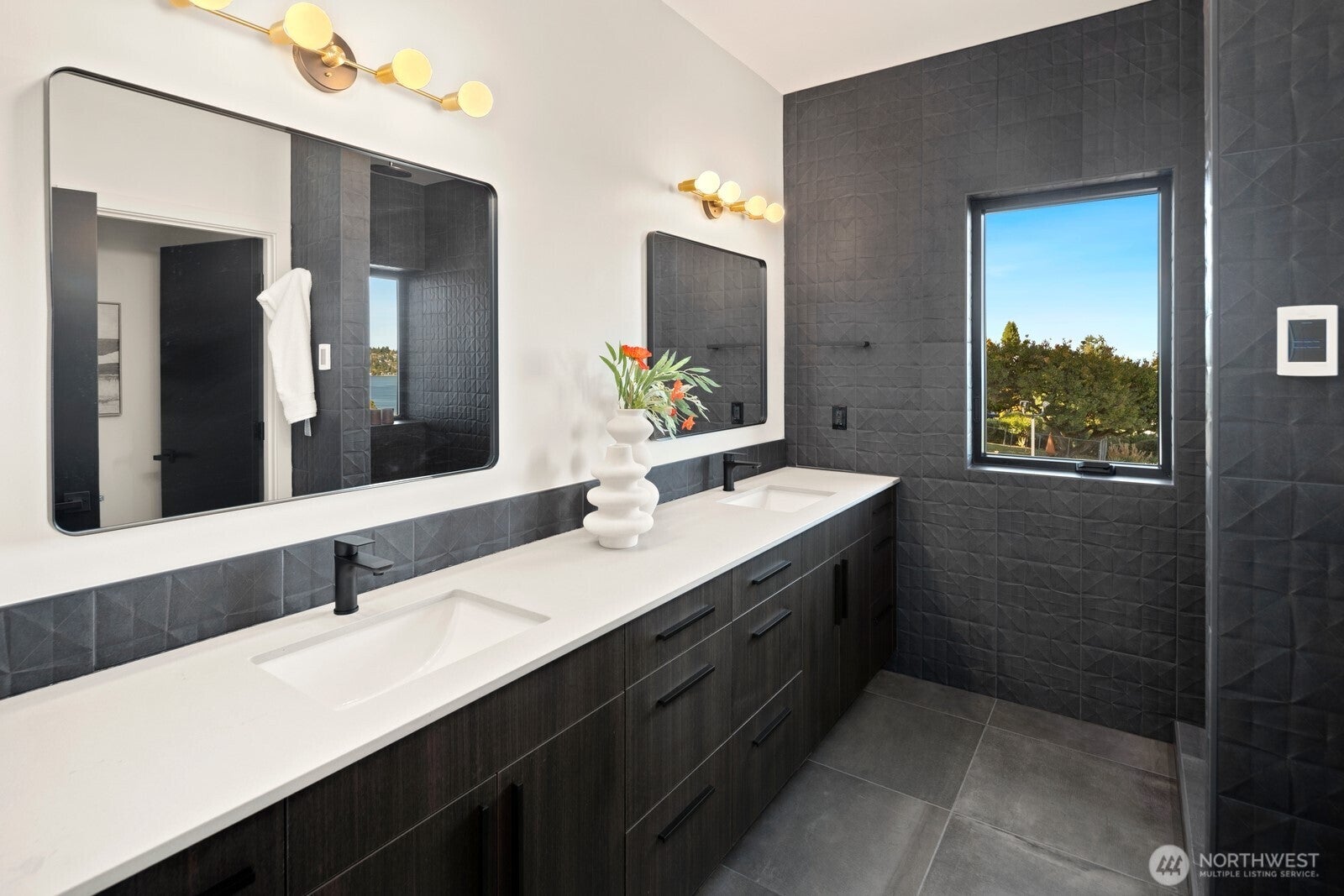 Seattle, Washington, 98118, United States, 6 Bedrooms Bedrooms, ,4 BathroomsBathrooms,Residential,Active,1965834