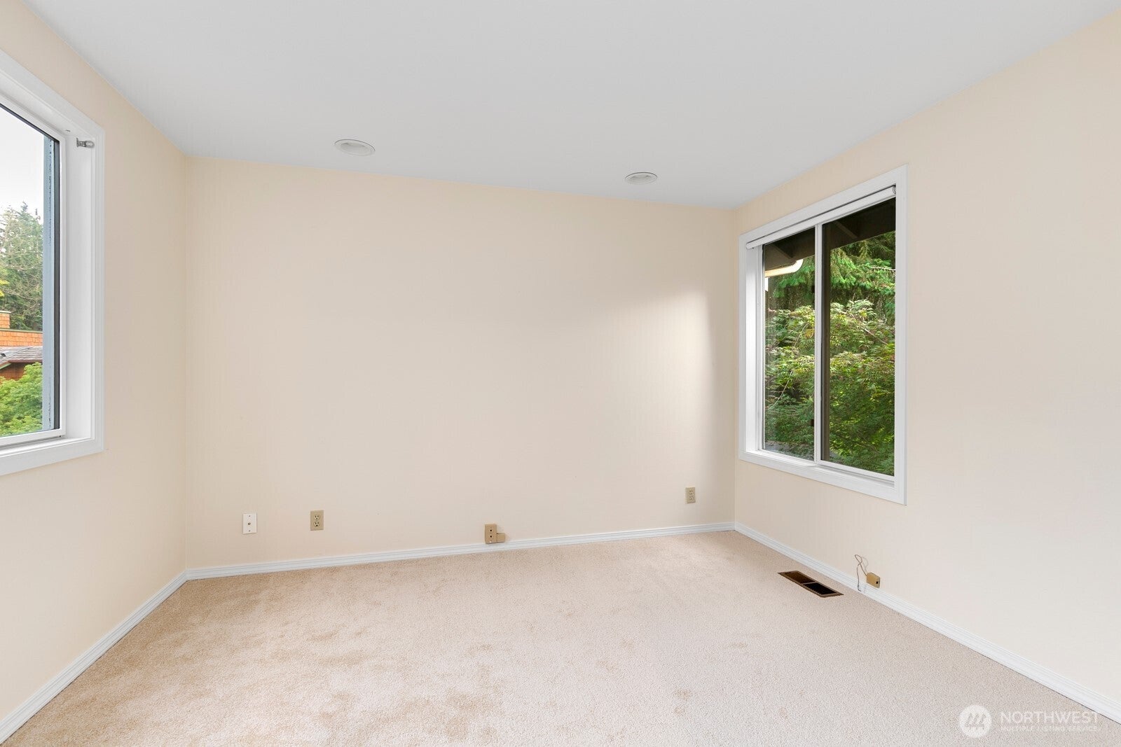 Kirkland, Washington, 98033, United States, 4 Bedrooms Bedrooms, ,3 BathroomsBathrooms,Residential,Active,1909901