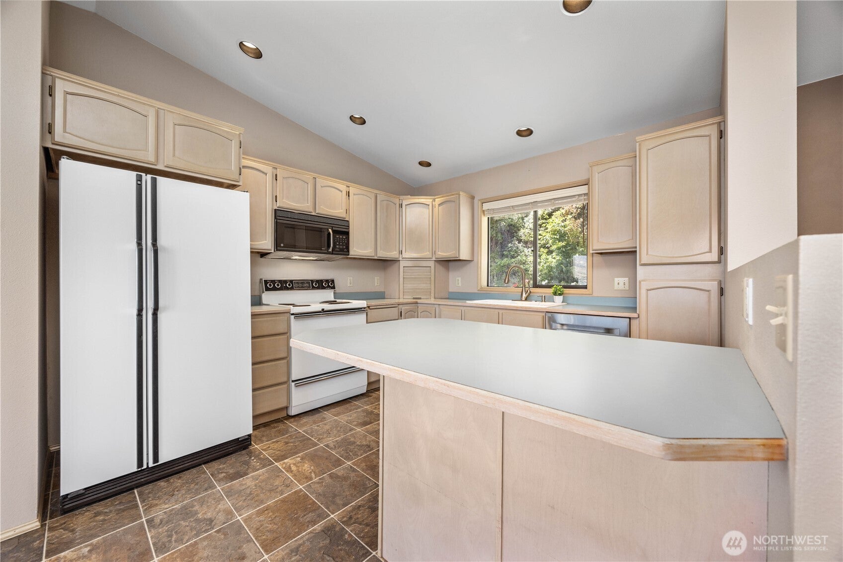 Chelan, Washington, 98816, United States, 4 Bedrooms Bedrooms, ,2 BathroomsBathrooms,Residential,Active,1971804