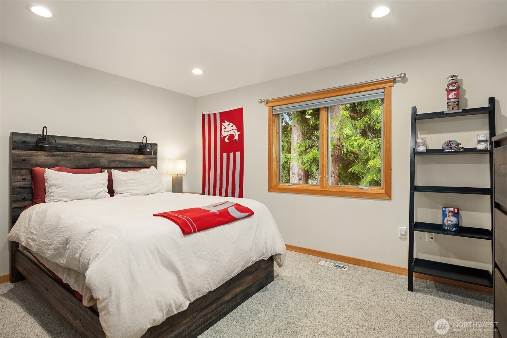 Kirkland, Washington, 98033, United States, 4 Bedrooms Bedrooms, ,3 BathroomsBathrooms,Residential,Active,1943757