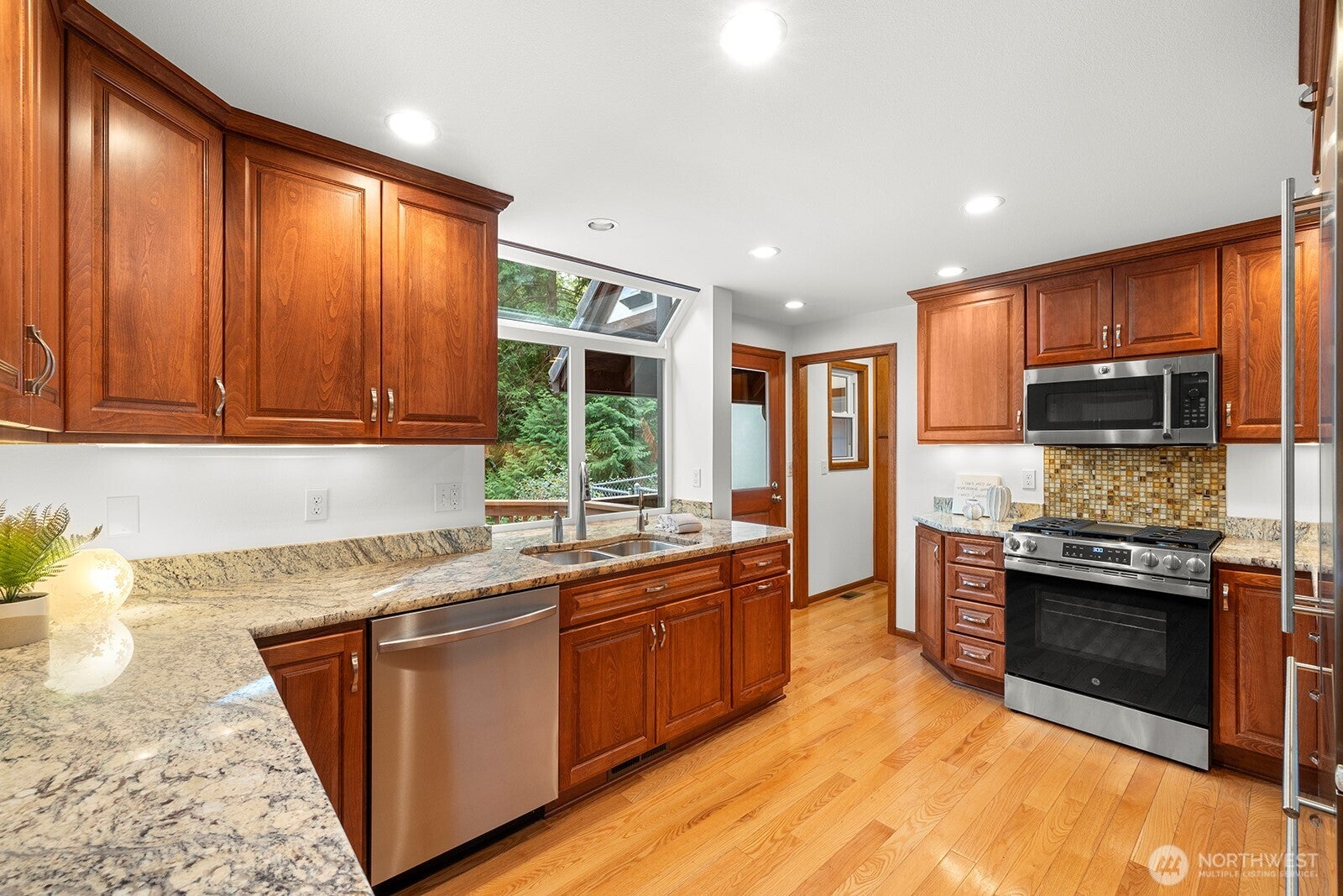 Issaquah, Washington, 98027, United States, 4 Bedrooms Bedrooms, ,3 BathroomsBathrooms,Residential,Active,1952447