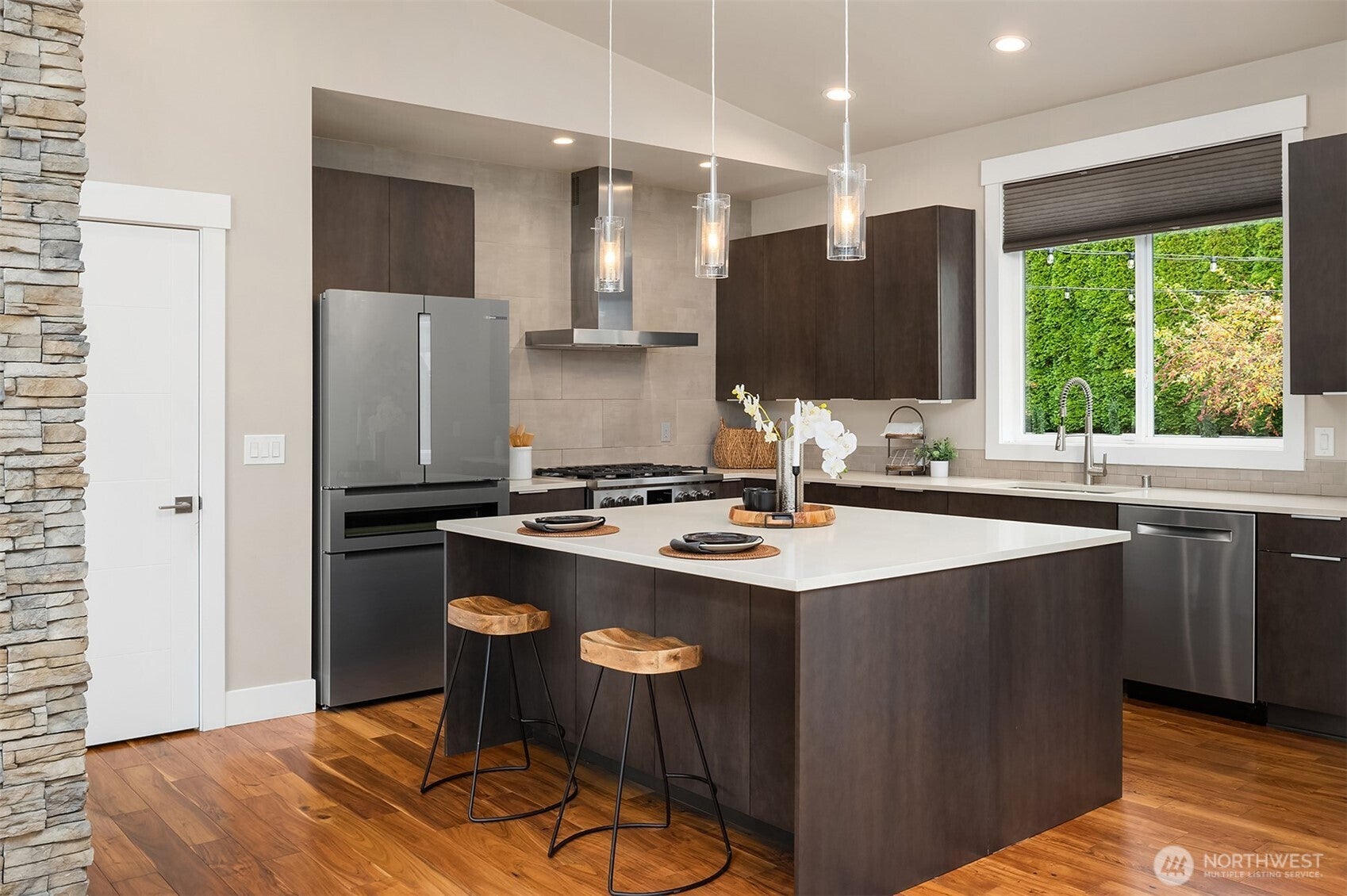 Kirkland, Washington, 98033, United States, 4 Bedrooms Bedrooms, ,5 BathroomsBathrooms,Residential,Active,1973549