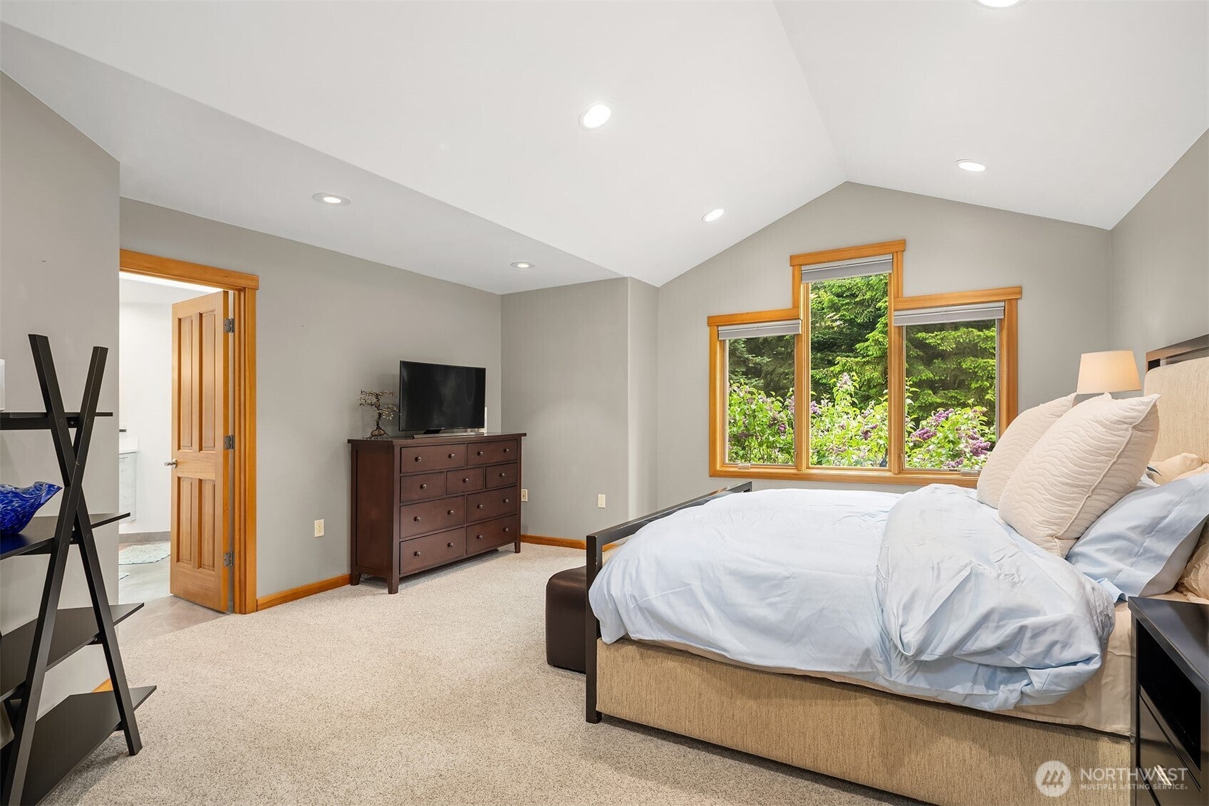 Kirkland, Washington, 98033, United States, 4 Bedrooms Bedrooms, ,3 BathroomsBathrooms,Residential,Active,1943757