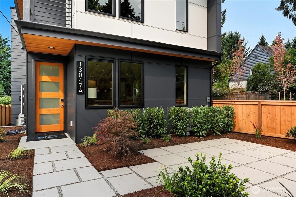 Seattle, Washington, 98125, United States, 4 Bedrooms Bedrooms, ,4 BathroomsBathrooms,Residential,Active,1943807