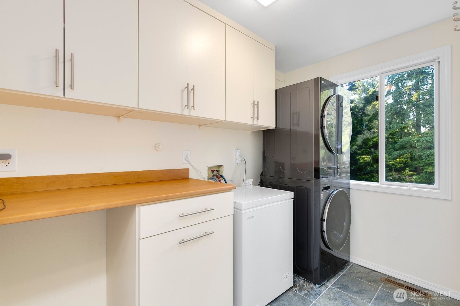 Kirkland, Washington, 98033, United States, 4 Bedrooms Bedrooms, ,3 BathroomsBathrooms,Residential,Active,1909901