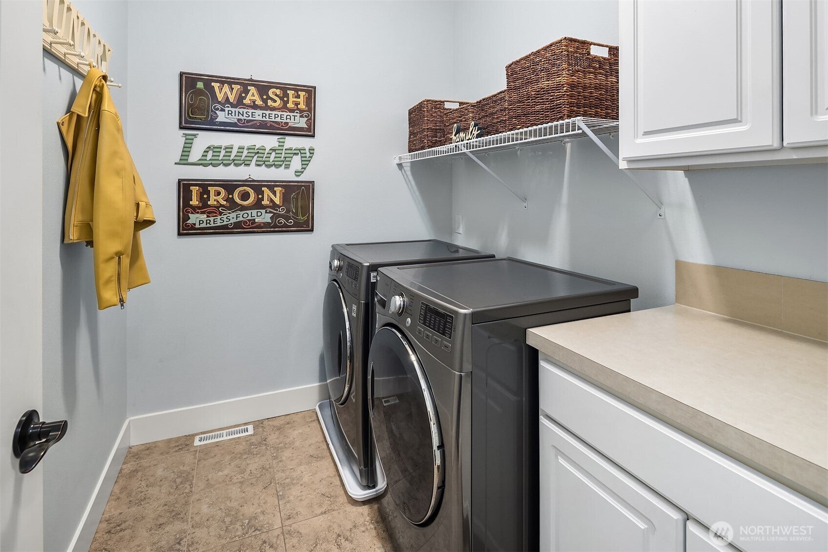 Snoqualmie, Washington, 98065, United States, 5 Bedrooms Bedrooms, ,4 BathroomsBathrooms,Residential,Active,1995292