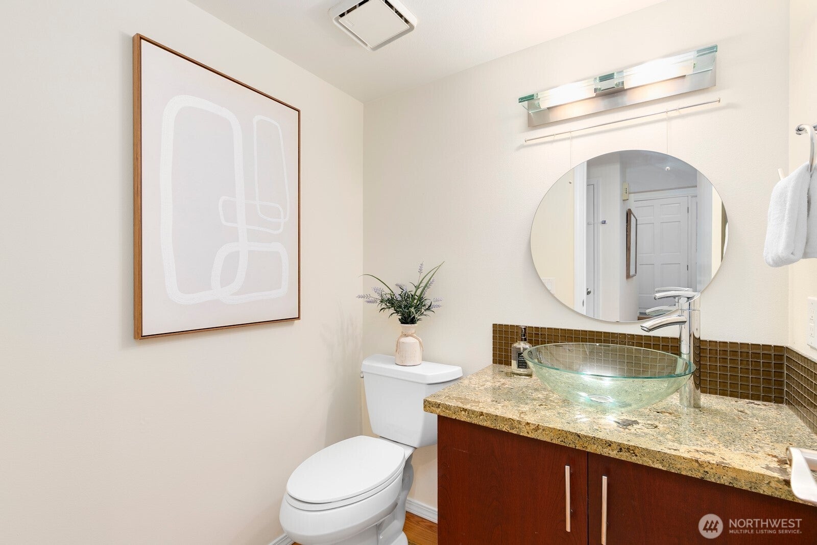 Kirkland, Washington, 98033, United States, 4 Bedrooms Bedrooms, ,3 BathroomsBathrooms,Residential,Active,1909901