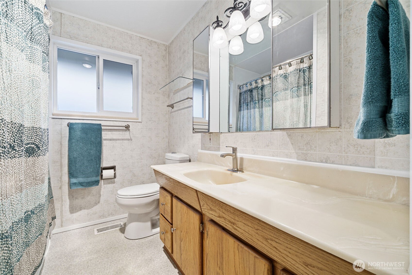 Lynnwood, Washington, 98087, United States, 3 Bedrooms Bedrooms, ,3 BathroomsBathrooms,Residential,Active,1987204