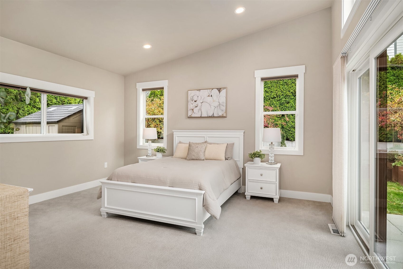 Kirkland, Washington, 98033, United States, 4 Bedrooms Bedrooms, ,5 BathroomsBathrooms,Residential,Active,1973549