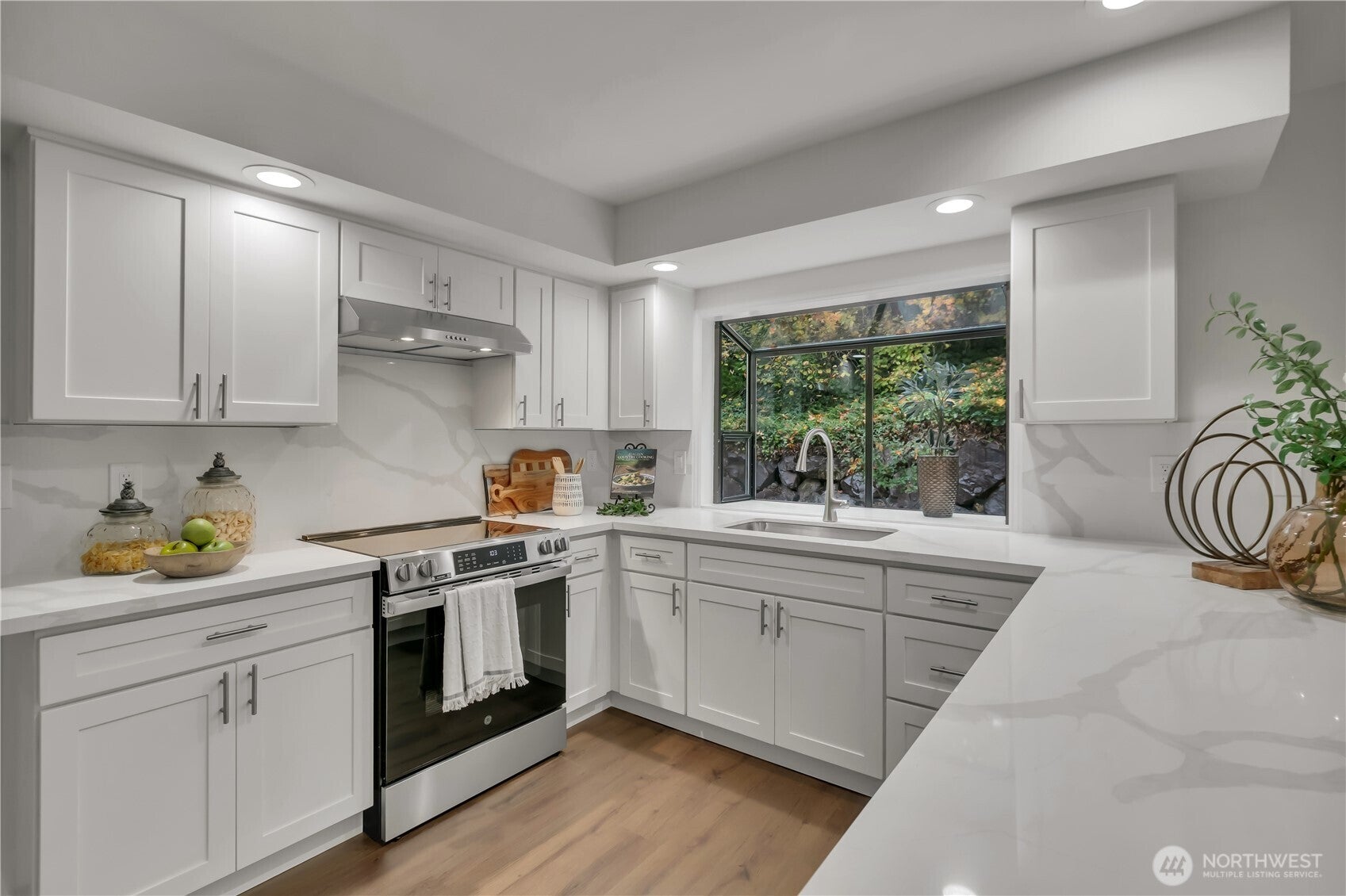 Bellevue, Washington, 98005, United States, 4 Bedrooms Bedrooms, ,3 BathroomsBathrooms,Residential,Active,1988415