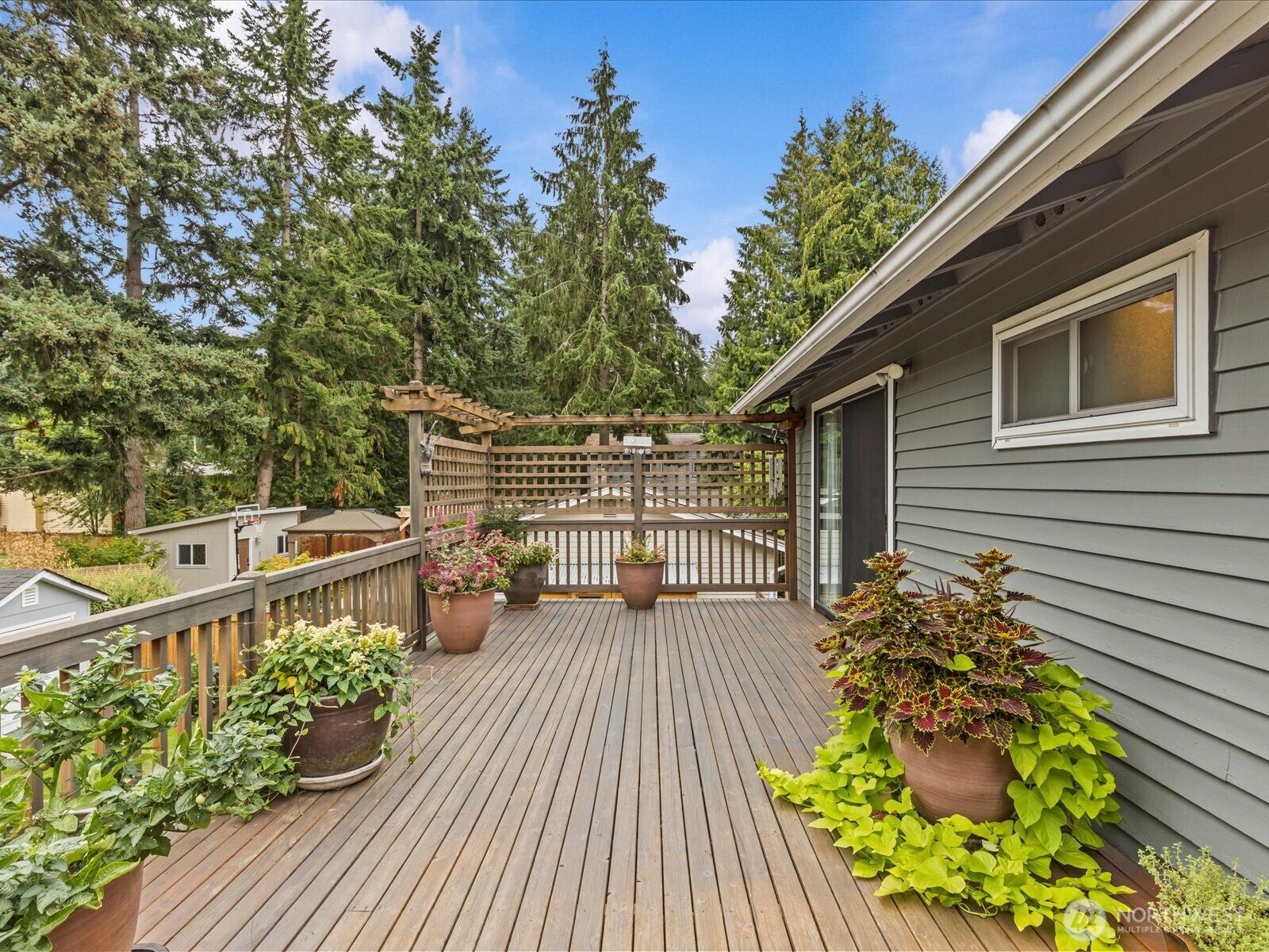 Kirkland, Washington, 98033, United States, 3 Bedrooms Bedrooms, ,3 BathroomsBathrooms,Residential,Active,1941339