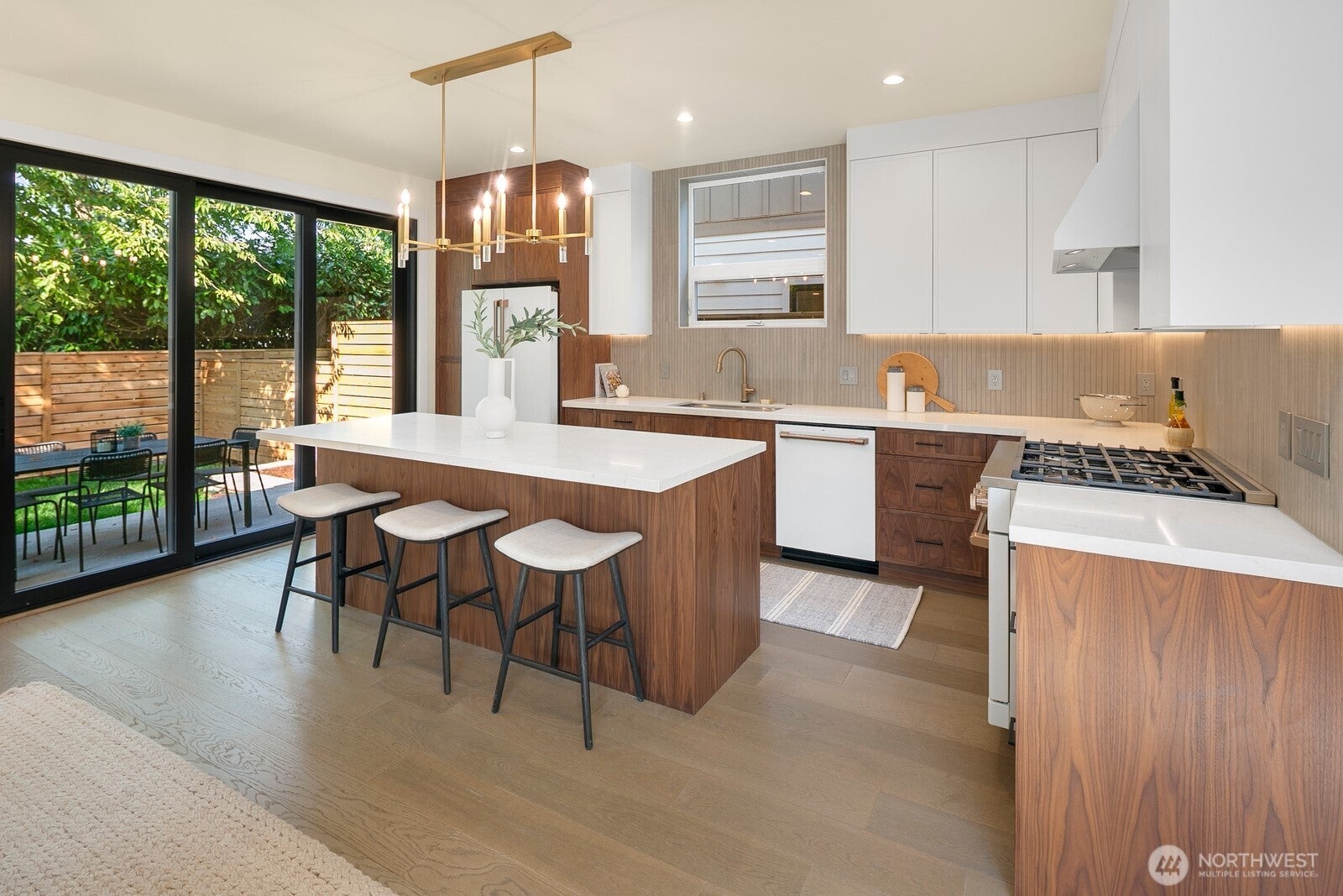 Seattle, Washington, 98115, United States, 4 Bedrooms Bedrooms, ,4 BathroomsBathrooms,Residential,Active,1933886