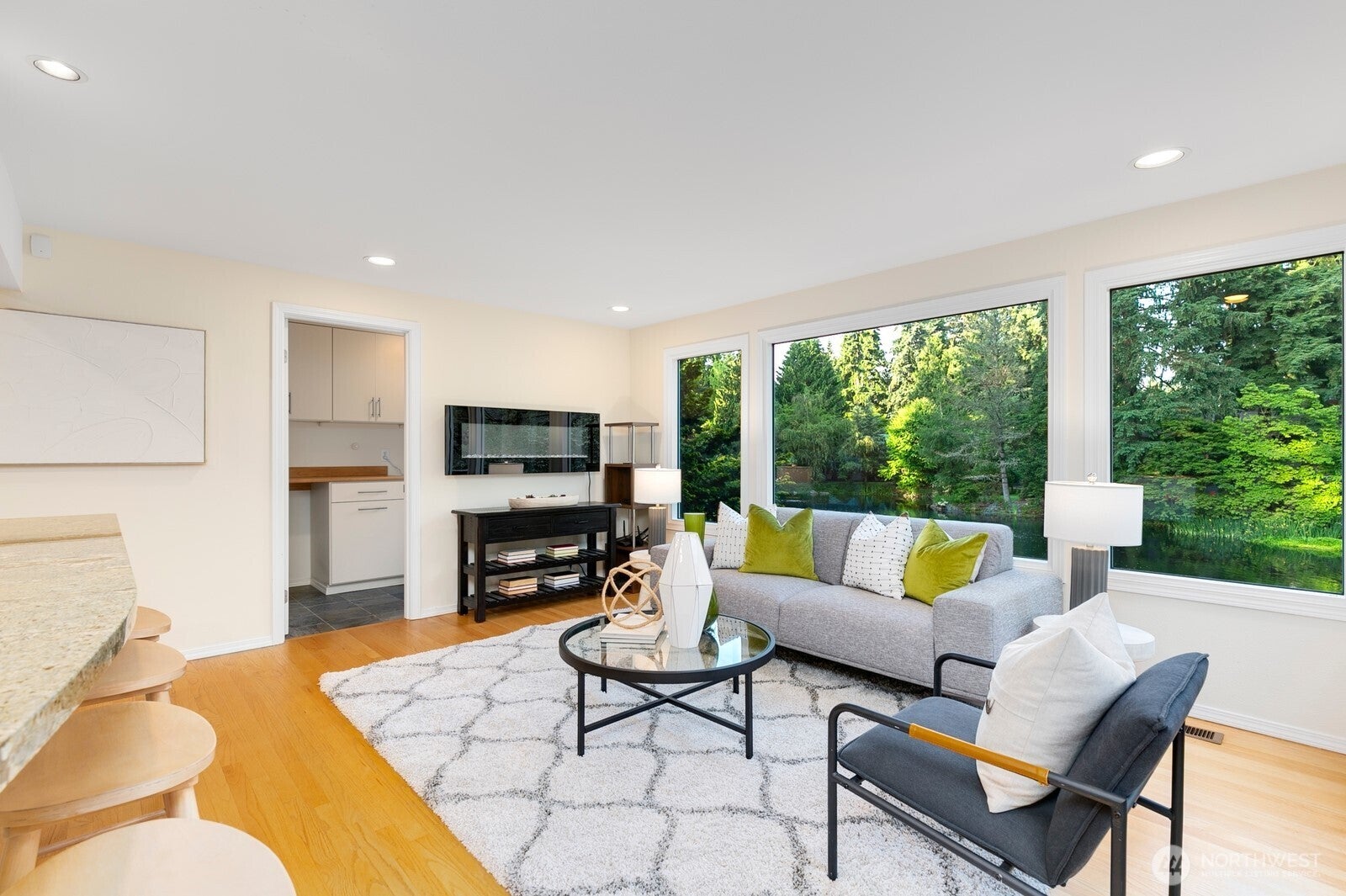 Kirkland, Washington, 98033, United States, 4 Bedrooms Bedrooms, ,3 BathroomsBathrooms,Residential,Active,1909901