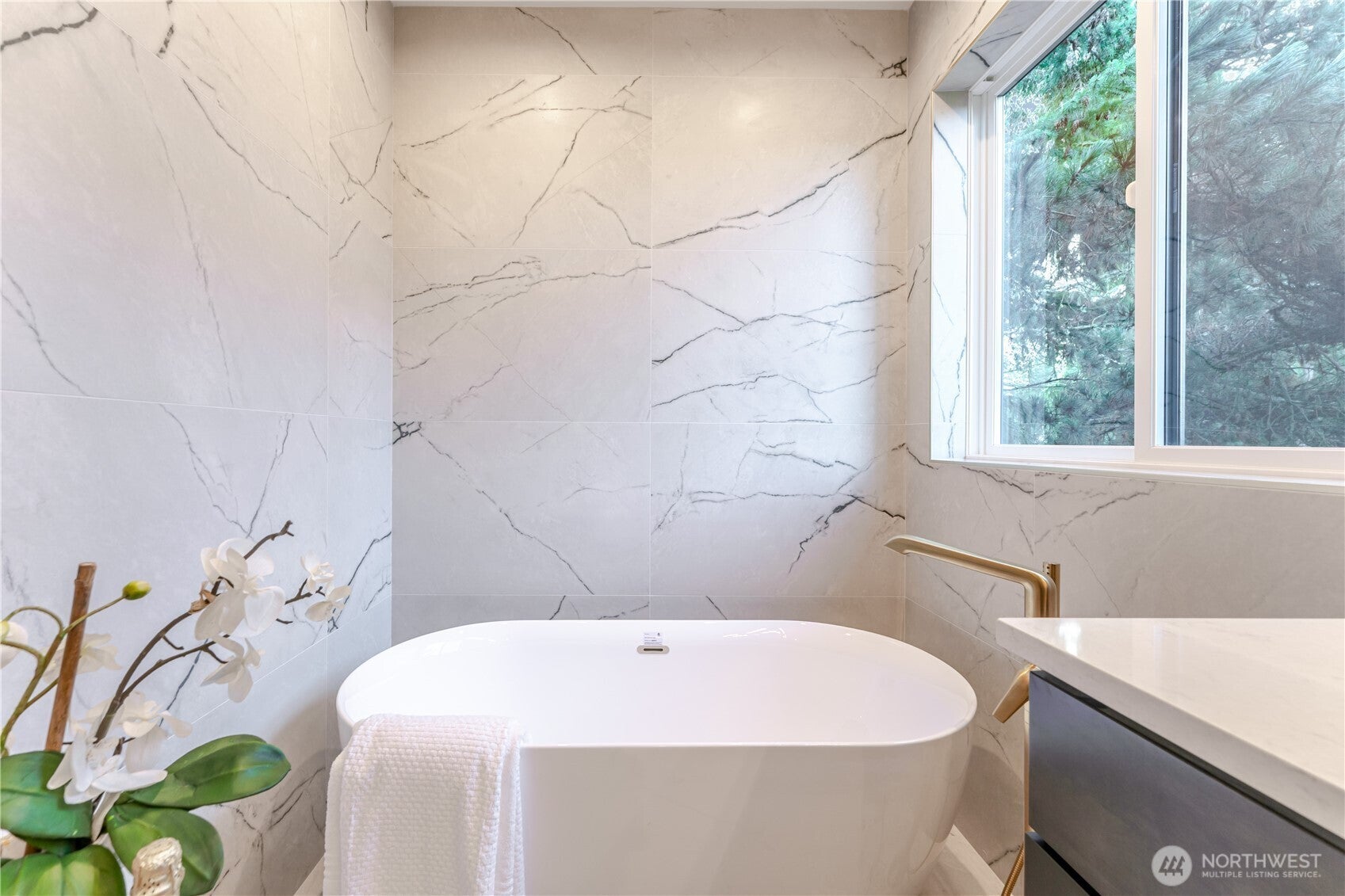 Kirkland, Washington, 98033, United States, 6 Bedrooms Bedrooms, ,7 BathroomsBathrooms,Residential,Active,2008735