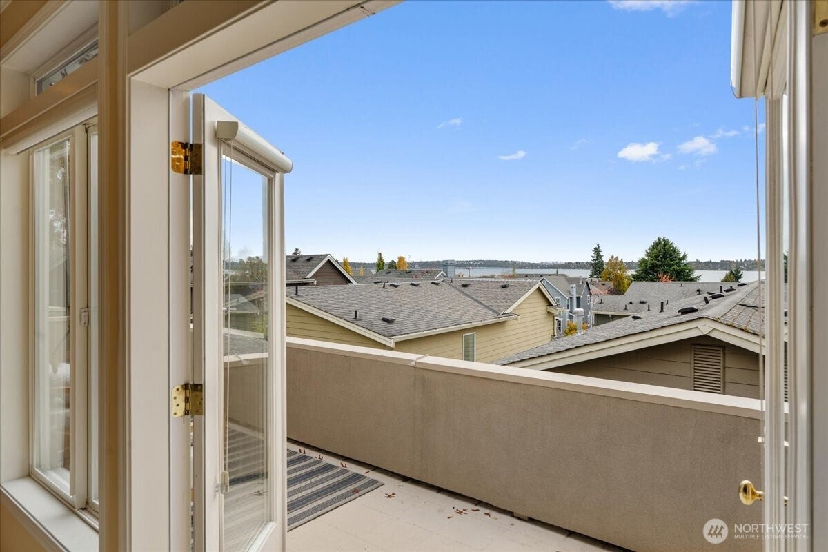 Kirkland, Washington, 98033, United States, 3 Bedrooms Bedrooms, ,2 BathroomsBathrooms,Residential,Active,1968423