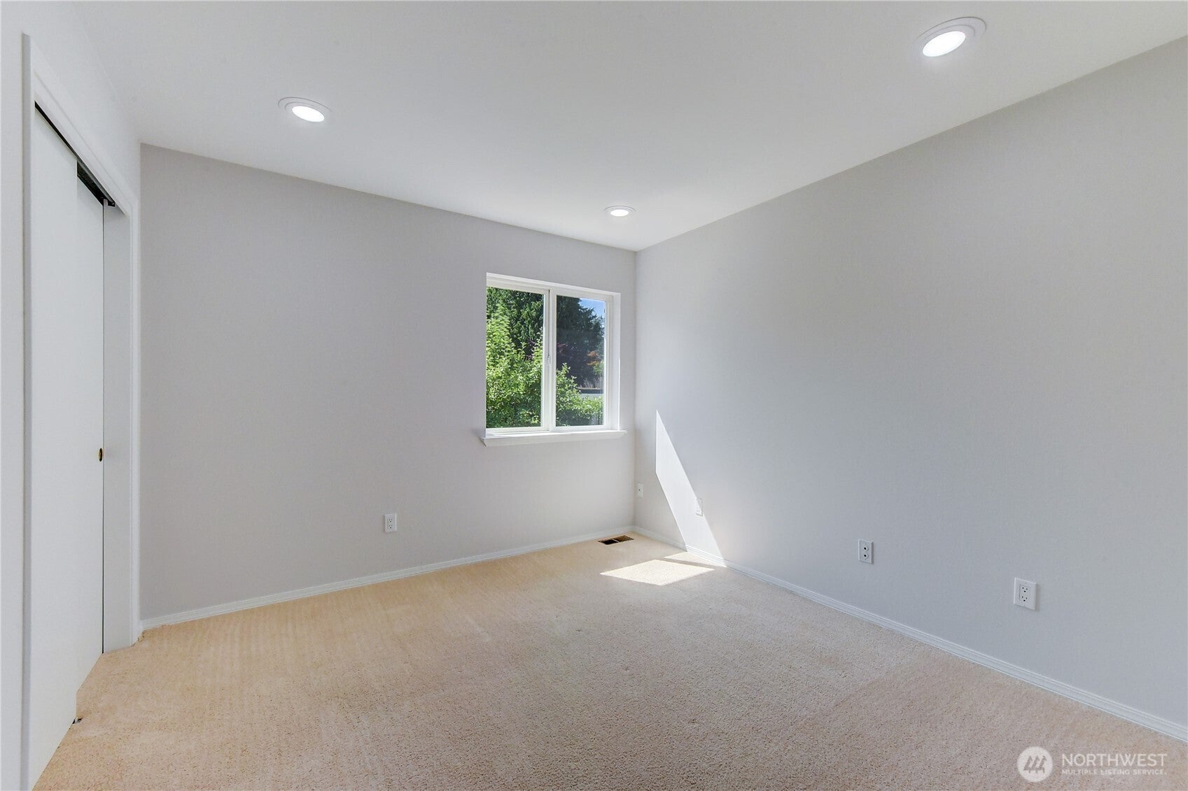 Kenmore, Washington, 98028, United States, 4 Bedrooms Bedrooms, ,3 BathroomsBathrooms,Residential,Pending,1824038