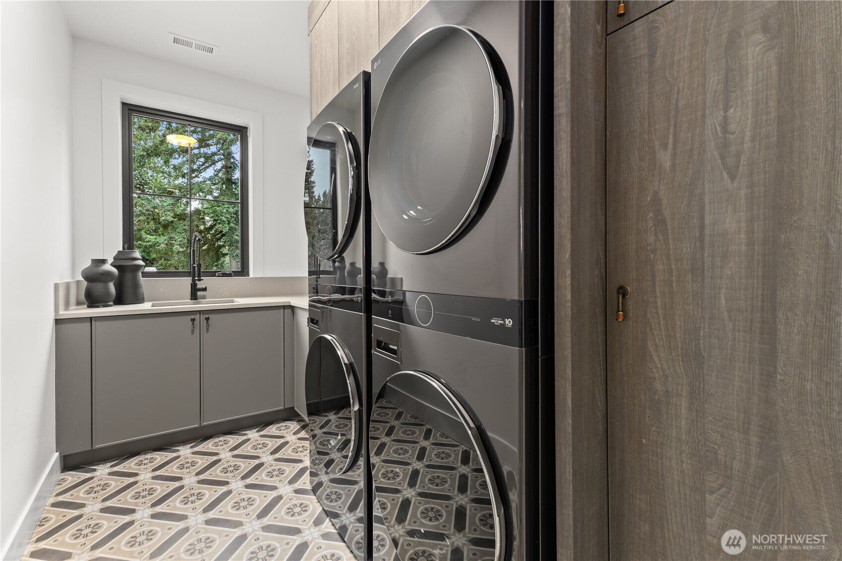 Bellevue, Washington, 98004, United States, 5 Bedrooms Bedrooms, ,6 BathroomsBathrooms,Residential,Active,2013624