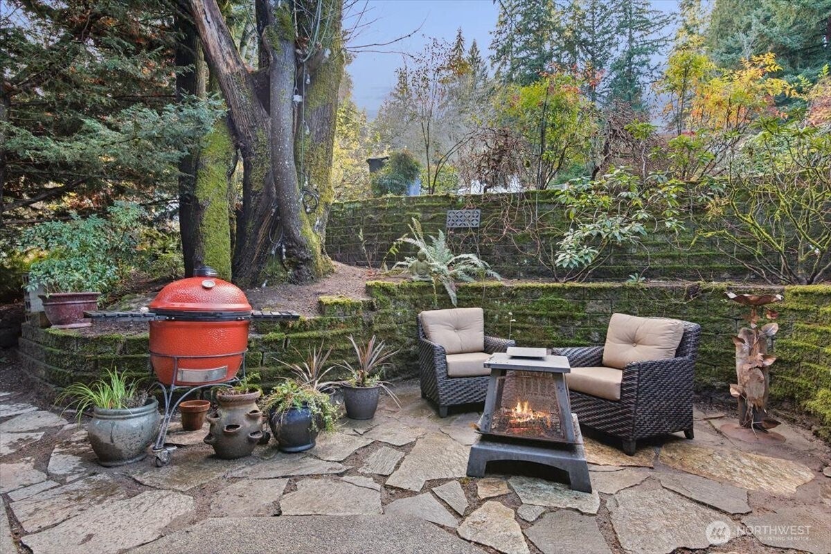 Lake Forest Park, Washington, 98155, United States, 6 Bedrooms Bedrooms, ,4 BathroomsBathrooms,Residential,Active,1996284