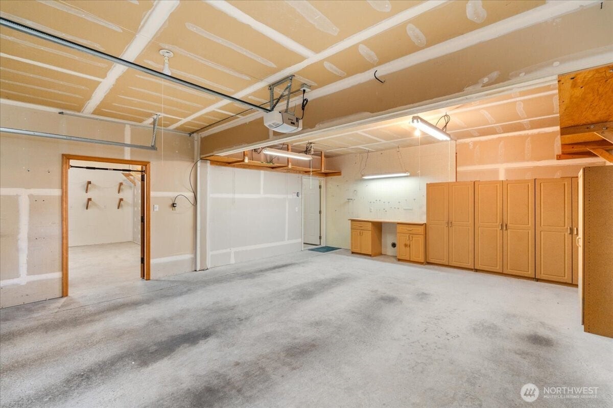 Kirkland, Washington, 98033, United States, 3 Bedrooms Bedrooms, ,2 BathroomsBathrooms,Residential,Active,1968423