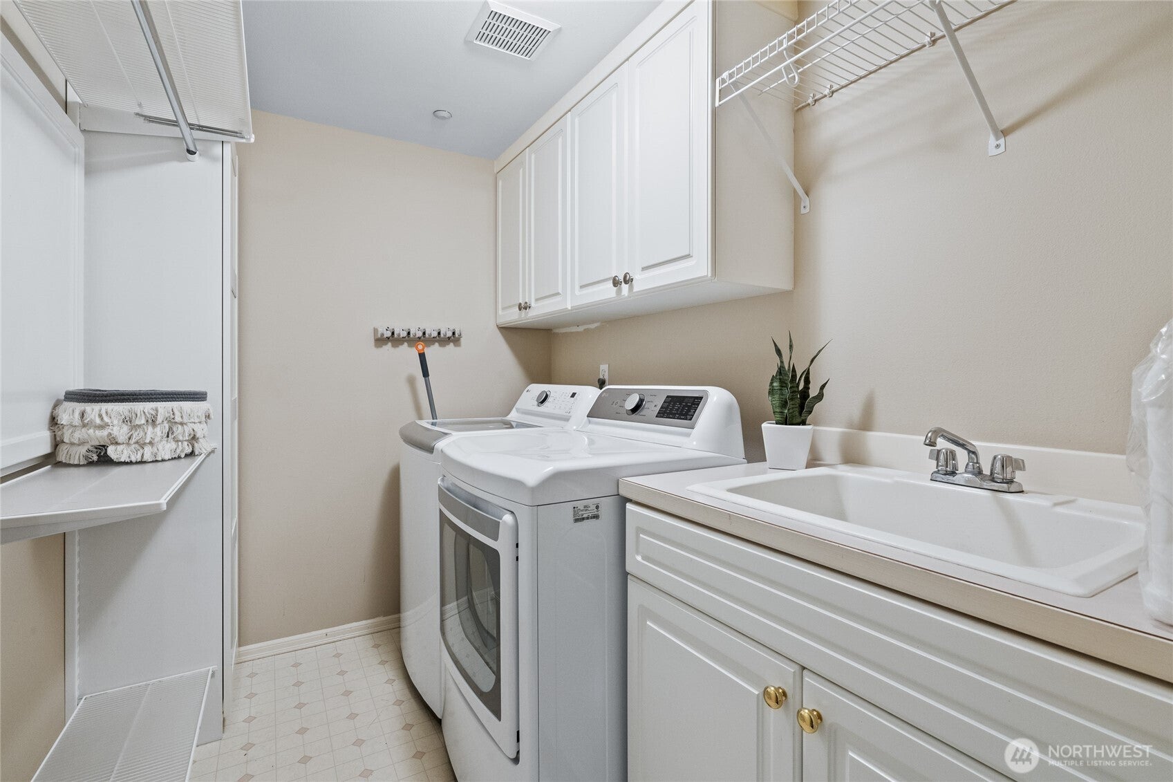 Issaquah, Washington, 98027, United States, 4 Bedrooms Bedrooms, ,2 BathroomsBathrooms,Residential,Active,1914844