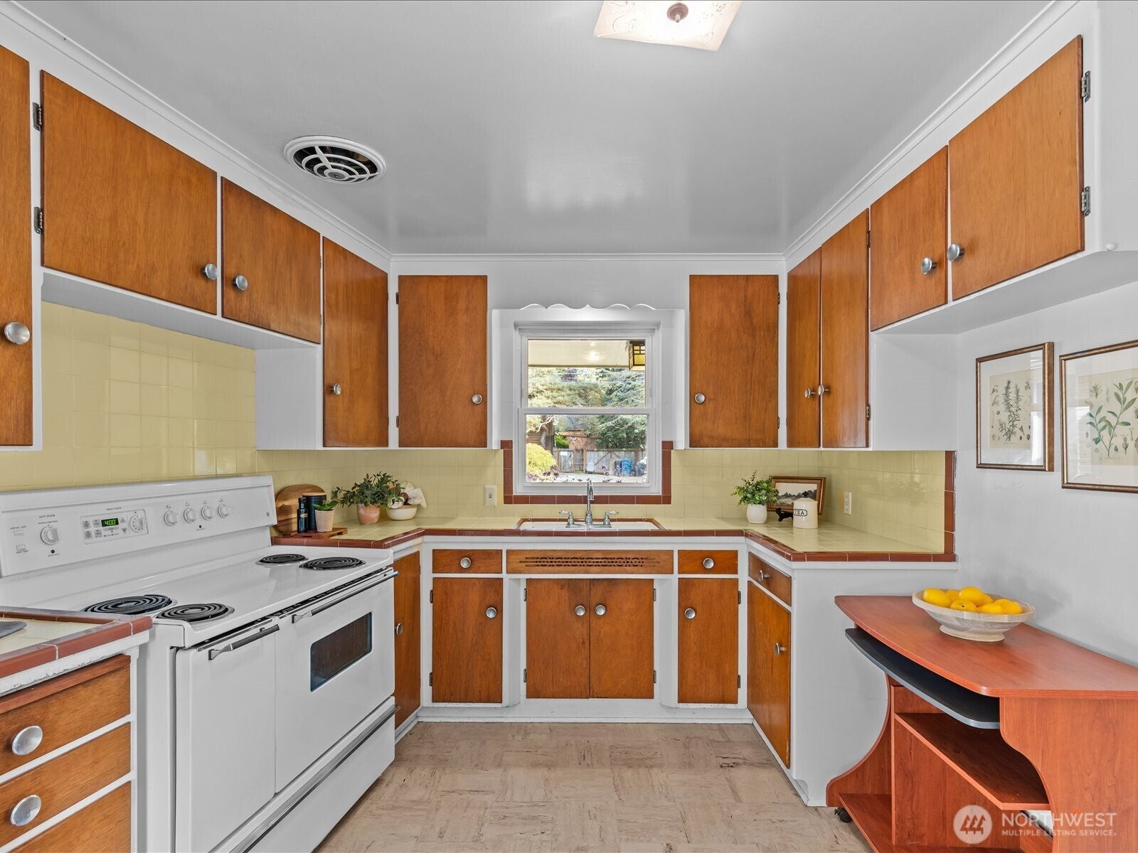 Seattle, Washington, 98103, United States, 3 Bedrooms Bedrooms, ,1 BathroomBathrooms,Residential,Active,1953017