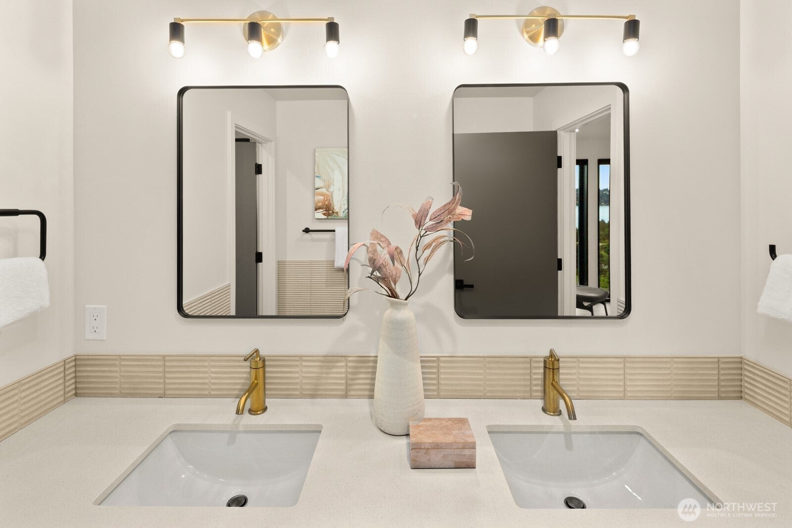 Seattle, Washington, 98118, United States, 5 Bedrooms Bedrooms, ,4 BathroomsBathrooms,Residential,Active,1909862