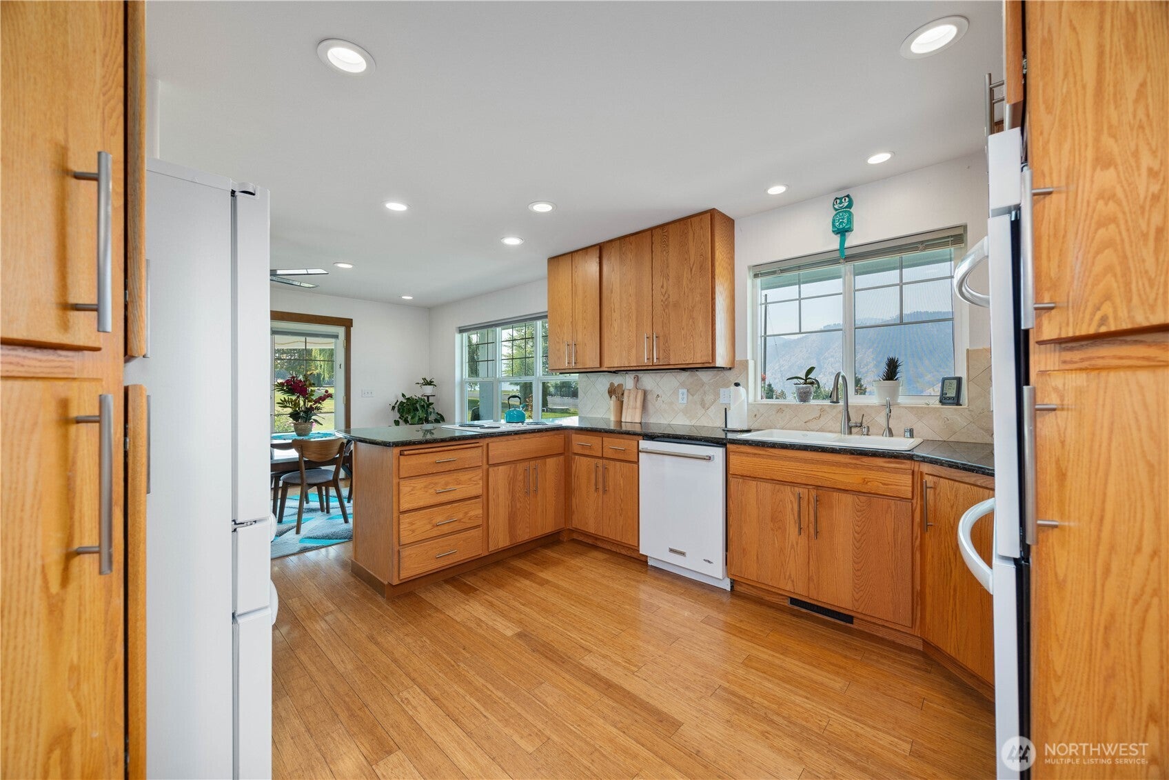 Manson, Washington, 98831, United States, 3 Bedrooms Bedrooms, ,3 BathroomsBathrooms,Residential,Active,1946323