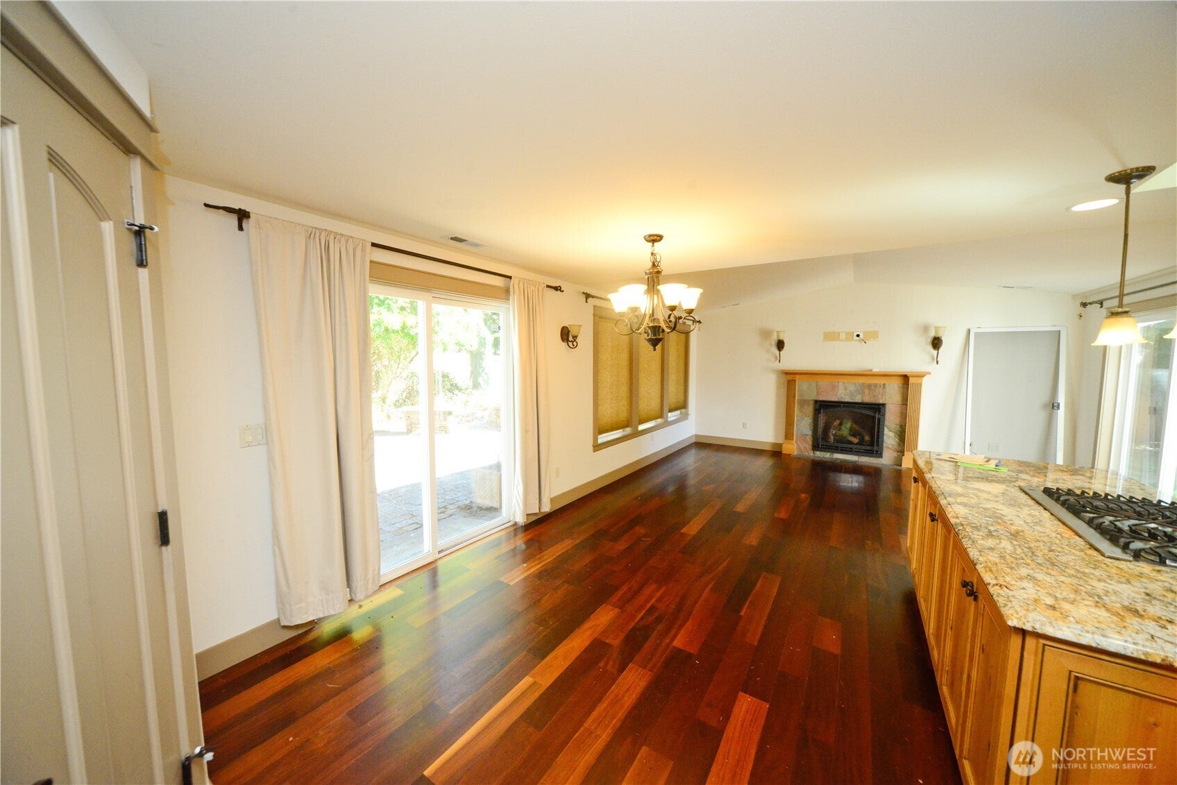 Kirkland, Washington, 98033, United States, 3 Bedrooms Bedrooms, ,2 BathroomsBathrooms,Residential,Active,1945849