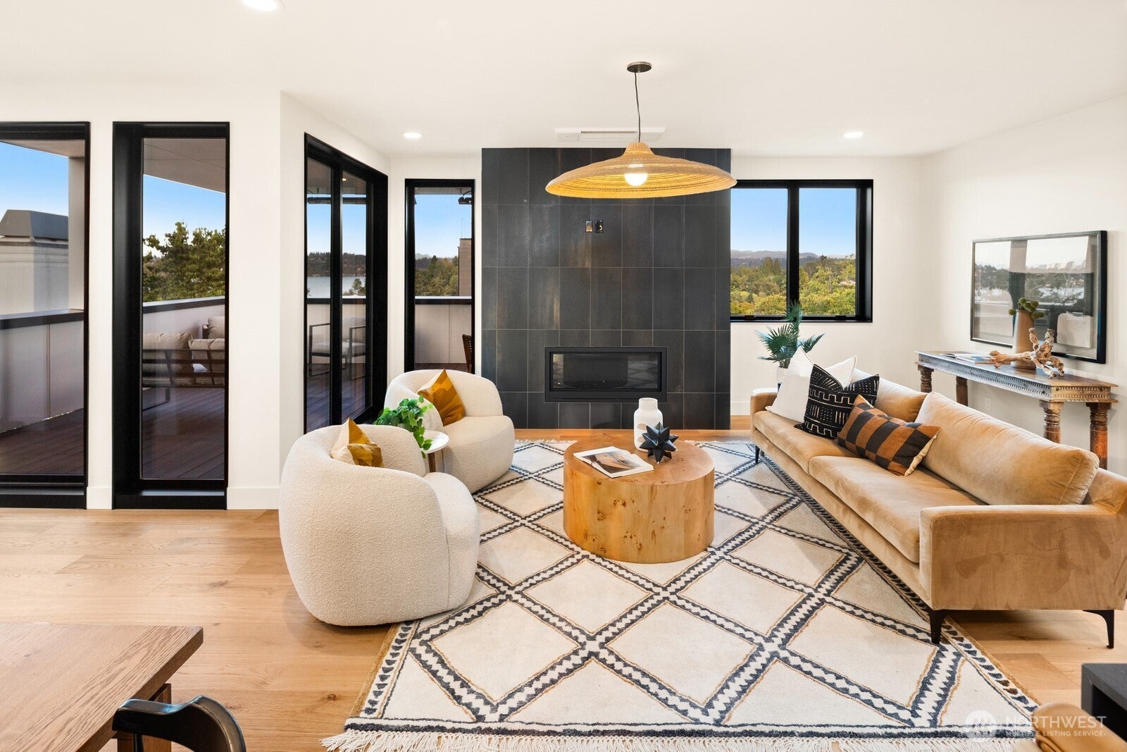 Seattle, Washington, 98118, United States, 5 Bedrooms Bedrooms, ,4 BathroomsBathrooms,Residential,Active,1909862