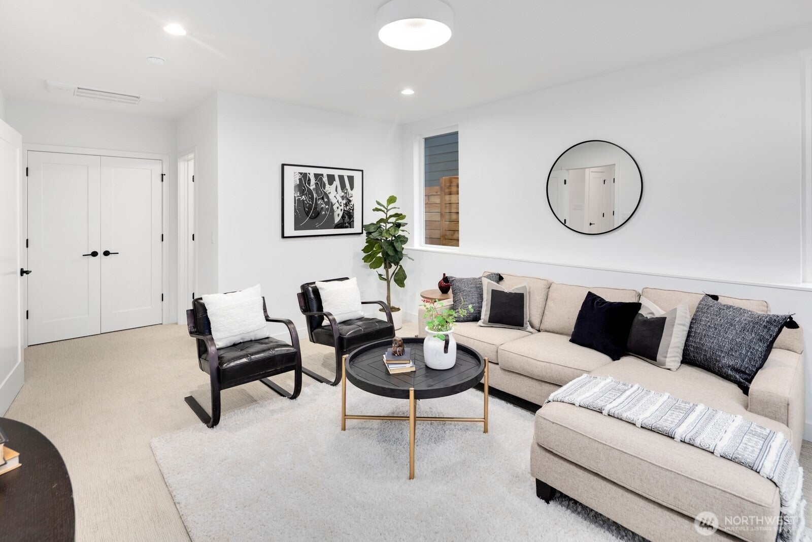 Seattle, Washington, 98122, United States, 4 Bedrooms Bedrooms, ,4 BathroomsBathrooms,Residential,Active,1992279