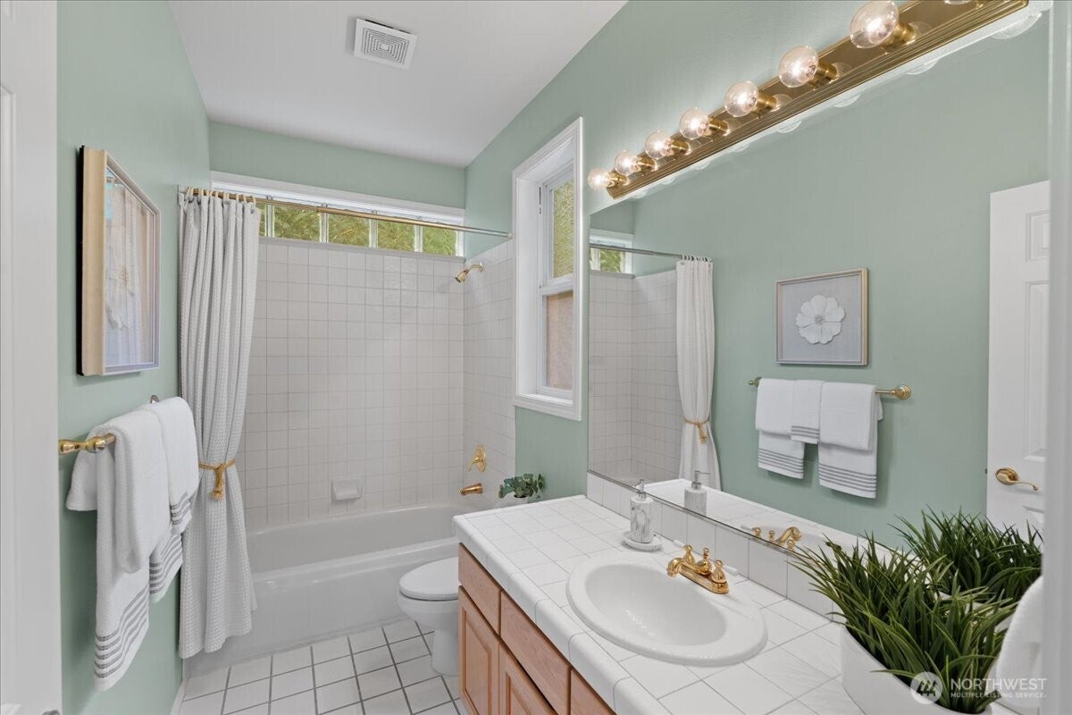 Kirkland, Washington, 98033, United States, 3 Bedrooms Bedrooms, ,2 BathroomsBathrooms,Residential,Active,1968423