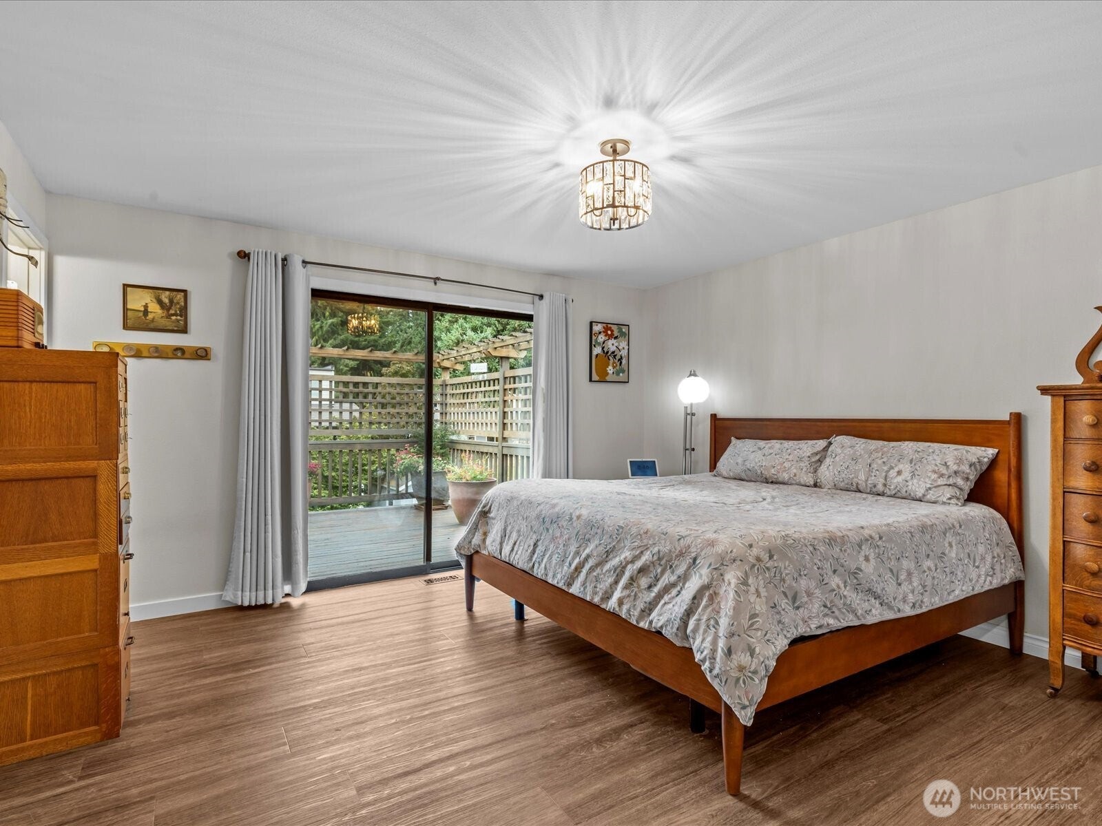 Kirkland, Washington, 98033, United States, 3 Bedrooms Bedrooms, ,3 BathroomsBathrooms,Residential,Active,1941339