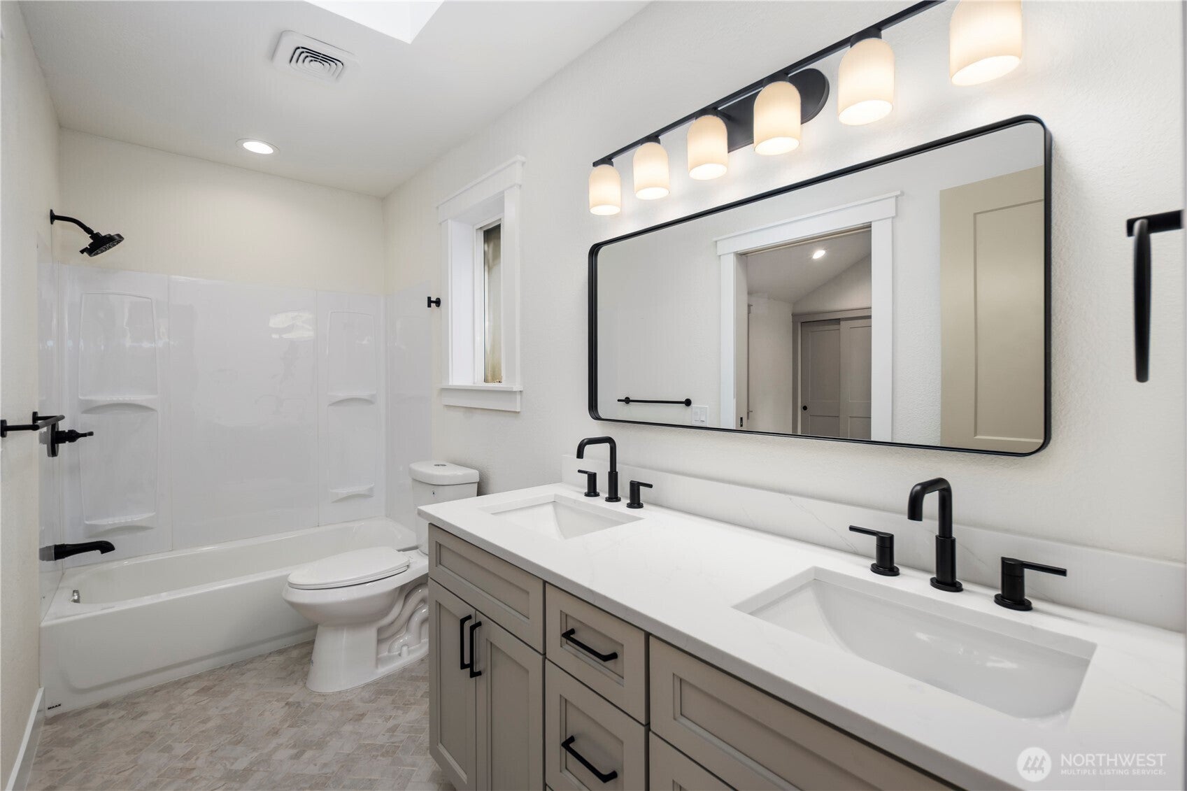 Shoreline, Washington, 98133, United States, 4 Bedrooms Bedrooms, ,3 BathroomsBathrooms,Residential,Active,1944038