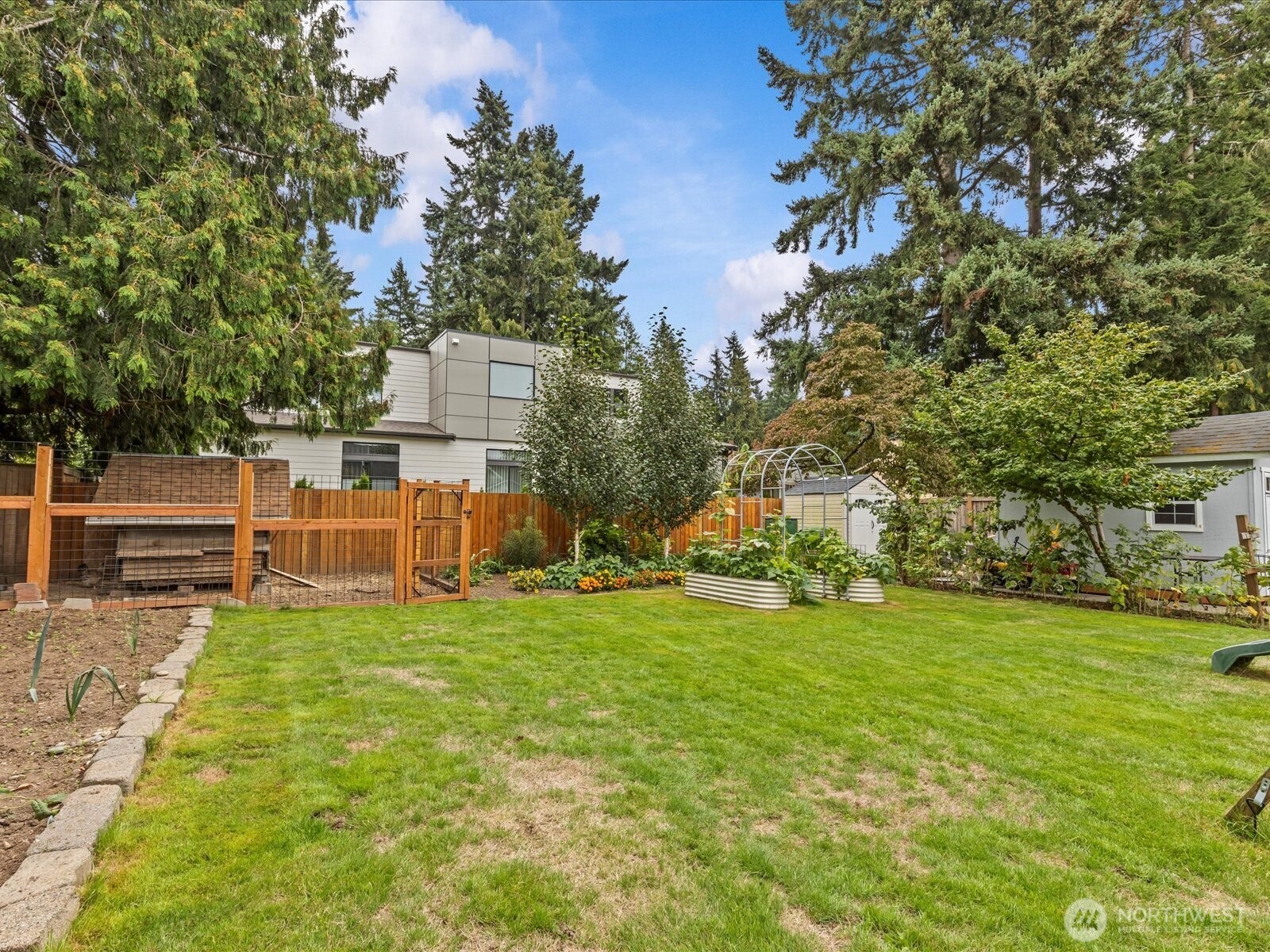 Kirkland, Washington, 98033, United States, 3 Bedrooms Bedrooms, ,3 BathroomsBathrooms,Residential,Active,1941339