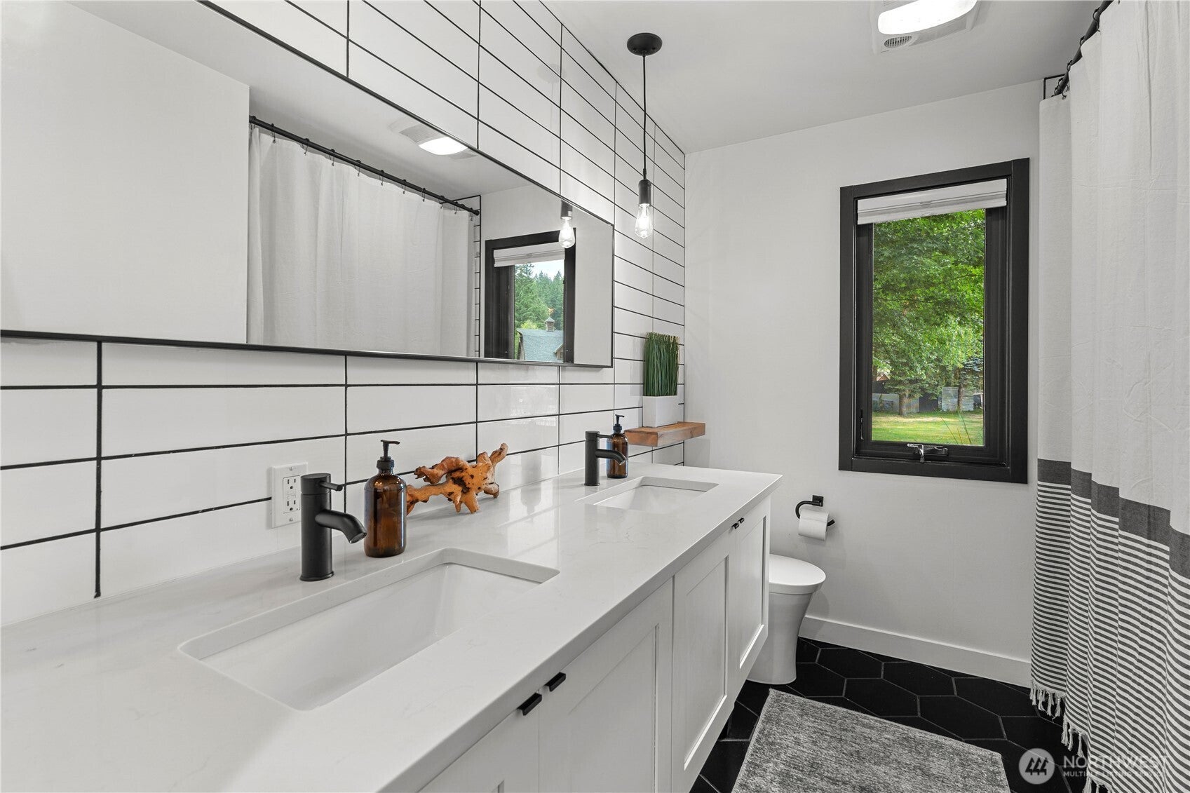 Issaquah, Washington, 98027, United States, 4 Bedrooms Bedrooms, ,3 BathroomsBathrooms,Residential,Active,1892612