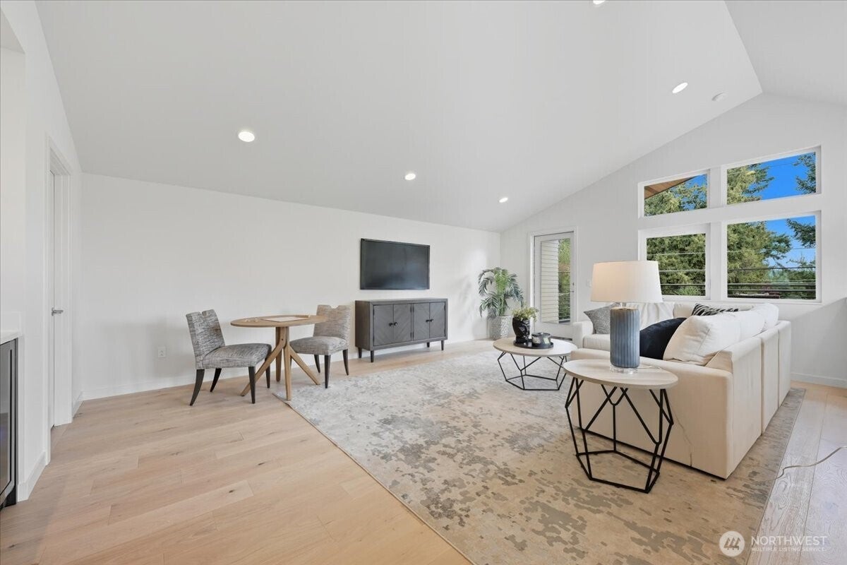 Seattle, Washington, 98125, United States, 4 Bedrooms Bedrooms, ,4 BathroomsBathrooms,Residential,Active,1943807
