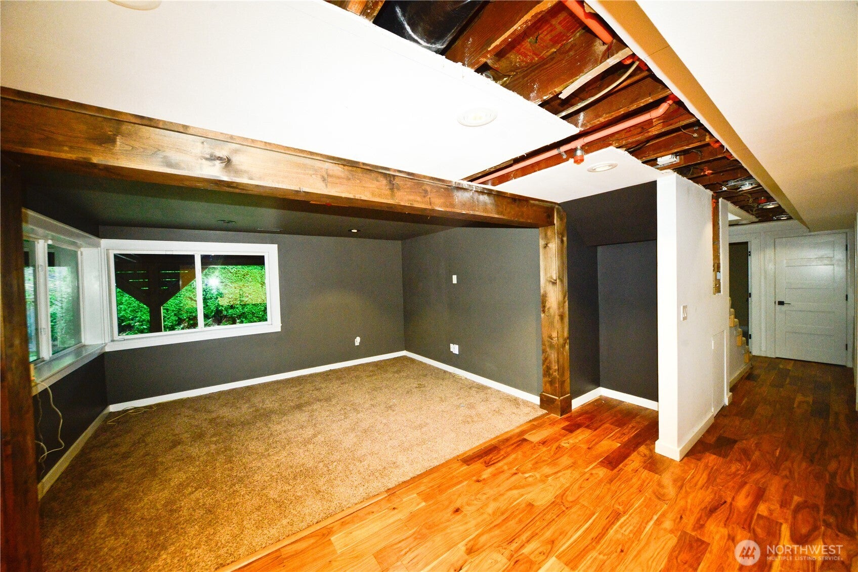 Kirkland, Washington, 98033, United States, 3 Bedrooms Bedrooms, ,3 BathroomsBathrooms,Residential,Active,1945839