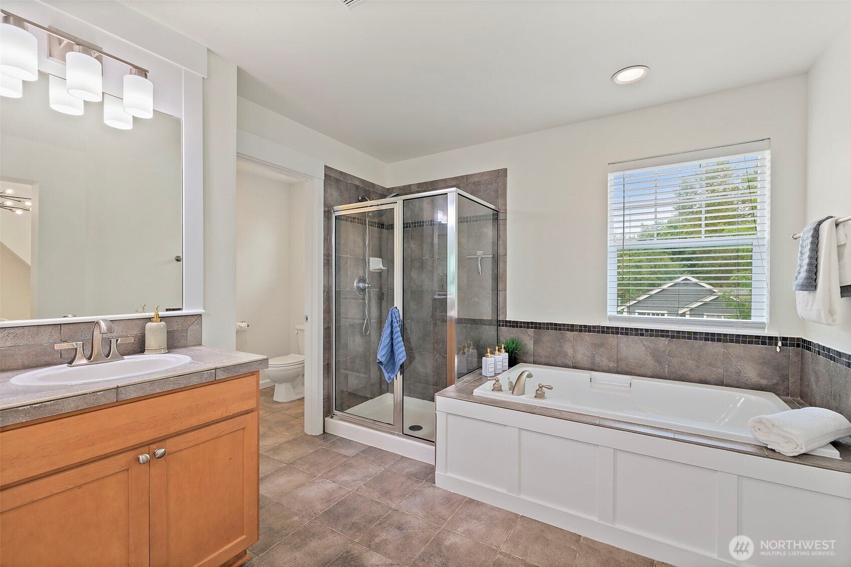 Snoqualmie, Washington, 98065, United States, 4 Bedrooms Bedrooms, ,4 BathroomsBathrooms,Residential,Active,1943832