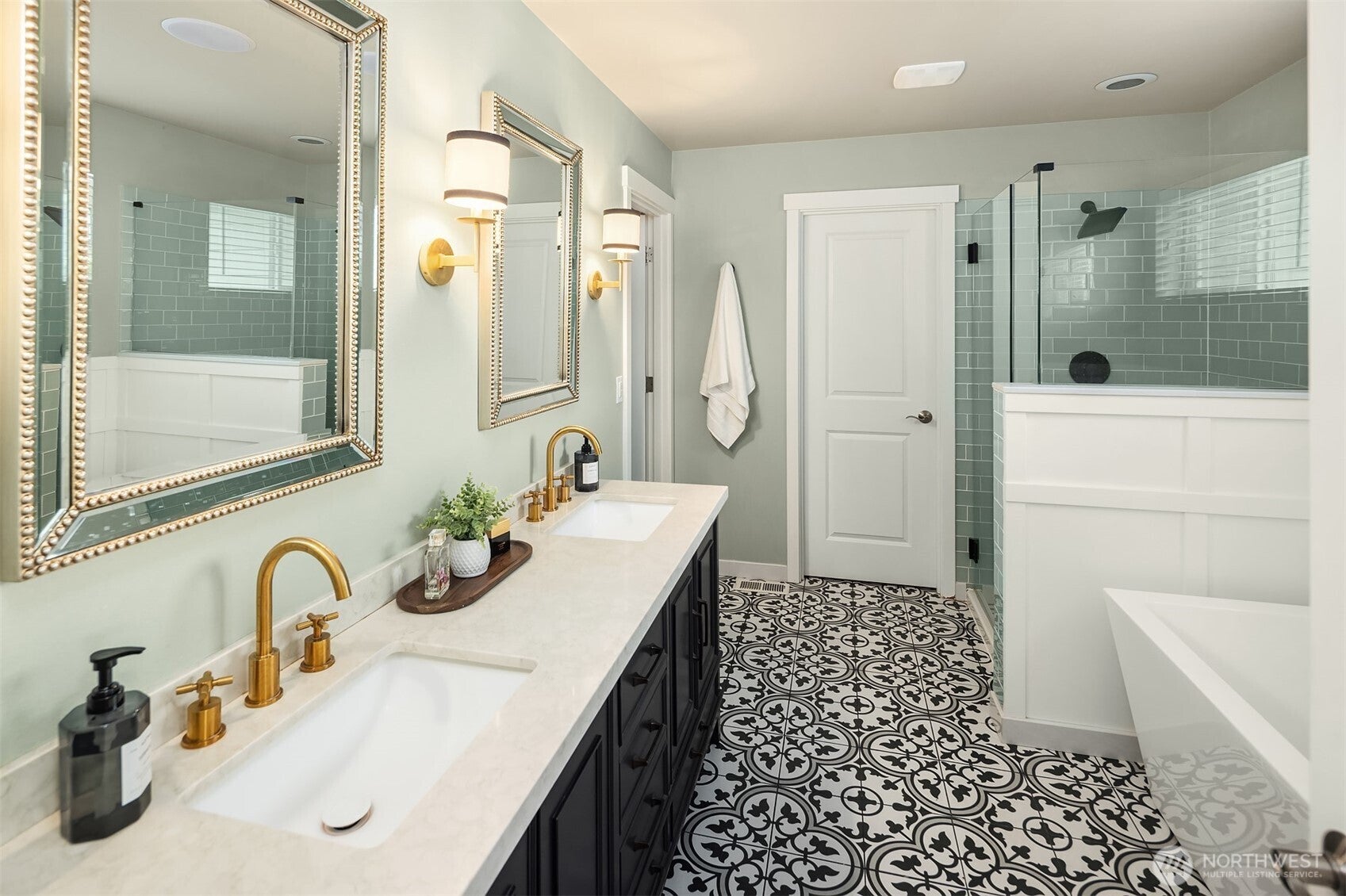 Snoqualmie, Washington, 98065, United States, 5 Bedrooms Bedrooms, ,3 BathroomsBathrooms,Residential,Active,1929447