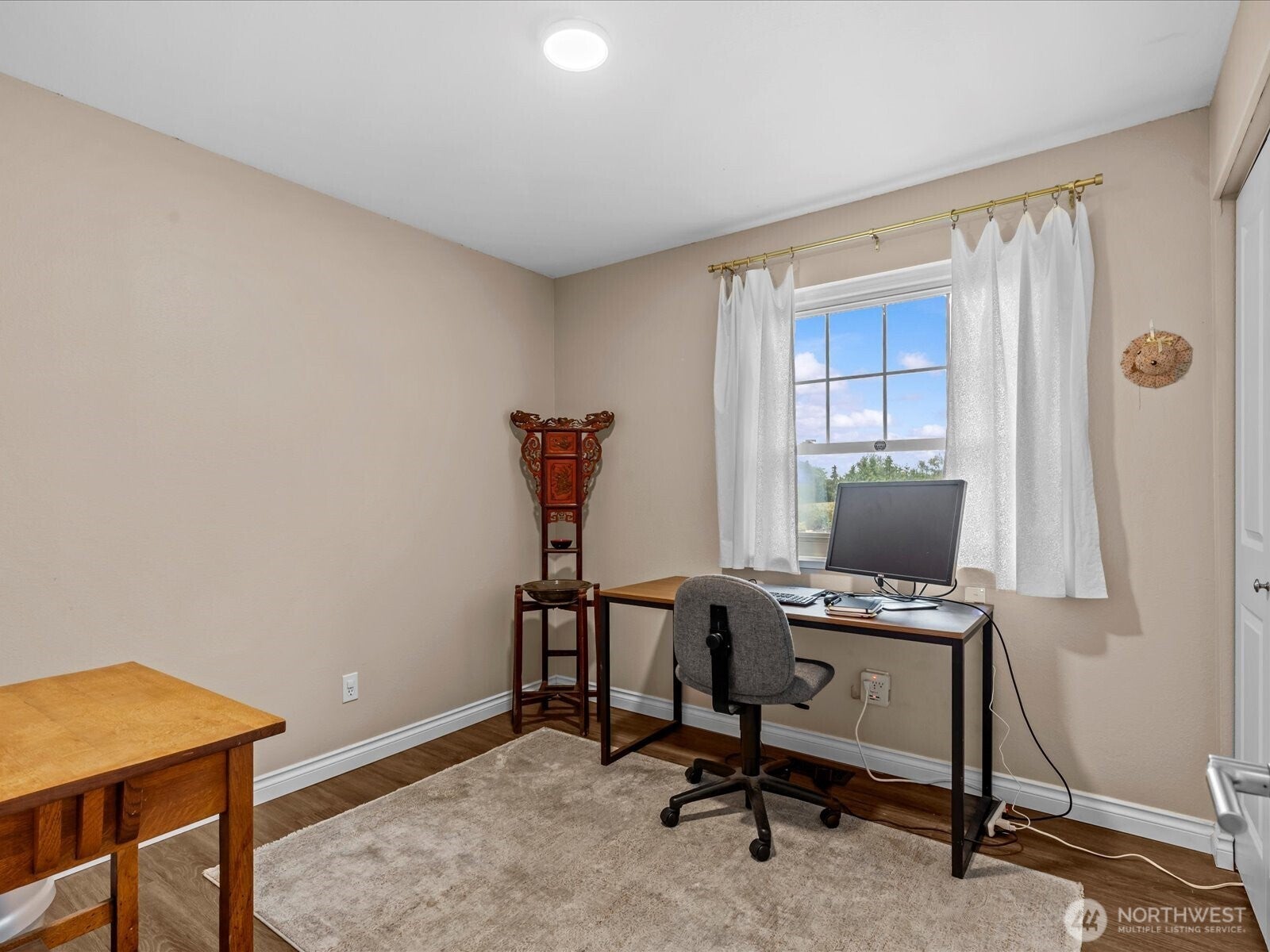 Kirkland, Washington, 98033, United States, 3 Bedrooms Bedrooms, ,3 BathroomsBathrooms,Residential,Active,1941339