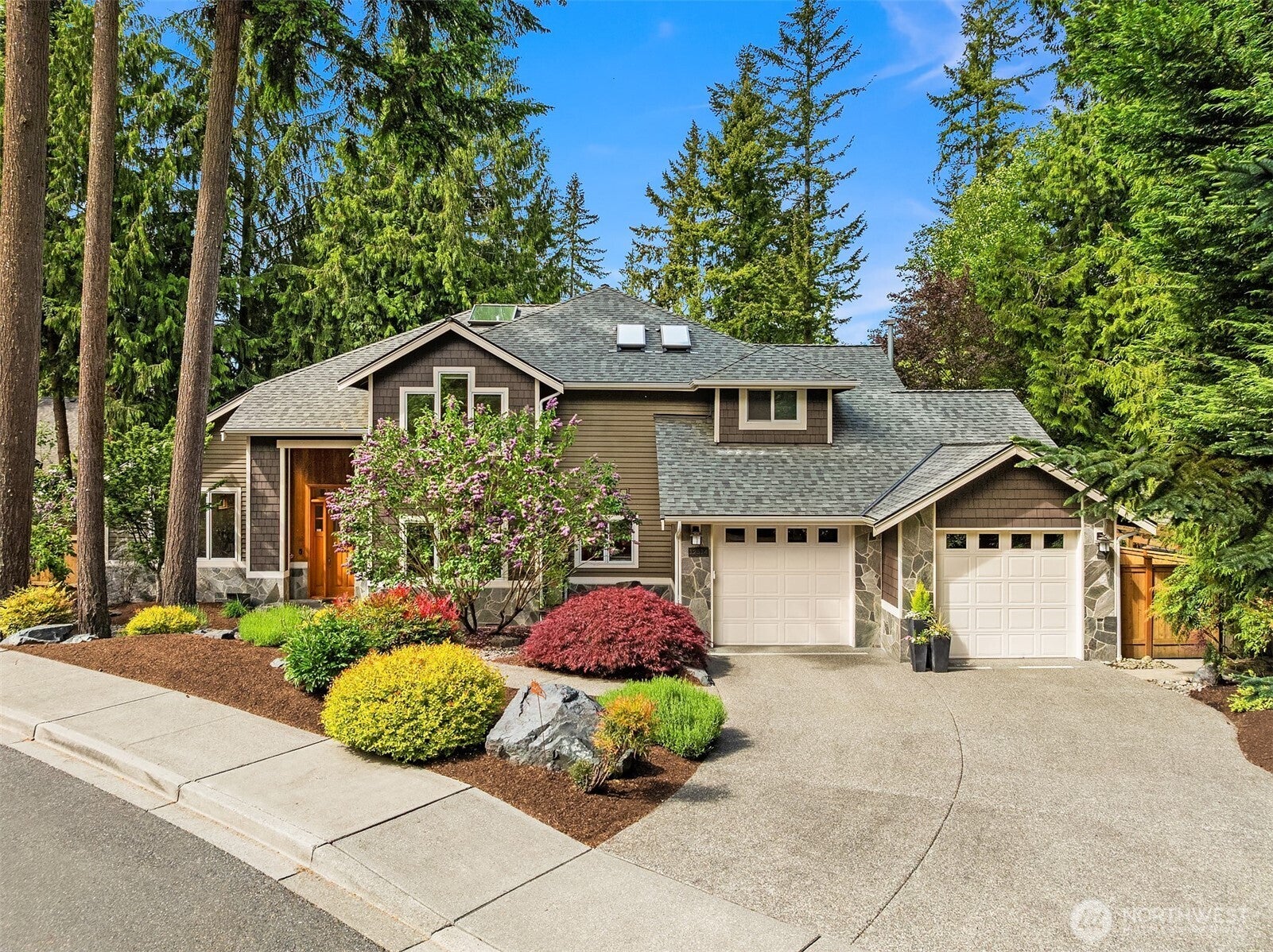 Kirkland, Washington, 98033, United States, 4 Bedrooms Bedrooms, ,3 BathroomsBathrooms,Residential,Active,1943757
