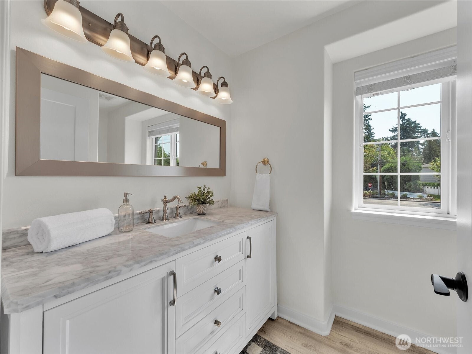 Mukilteo, Washington, 98275, United States, 5 Bedrooms Bedrooms, ,4 BathroomsBathrooms,Residential,Active,1943790